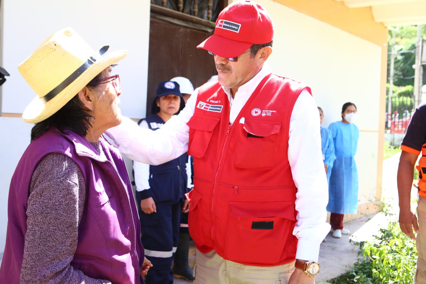 The Minister of Defense, Jorge Chávez Cresta, is in the town of La Perla, in Huaral.  (Andean)