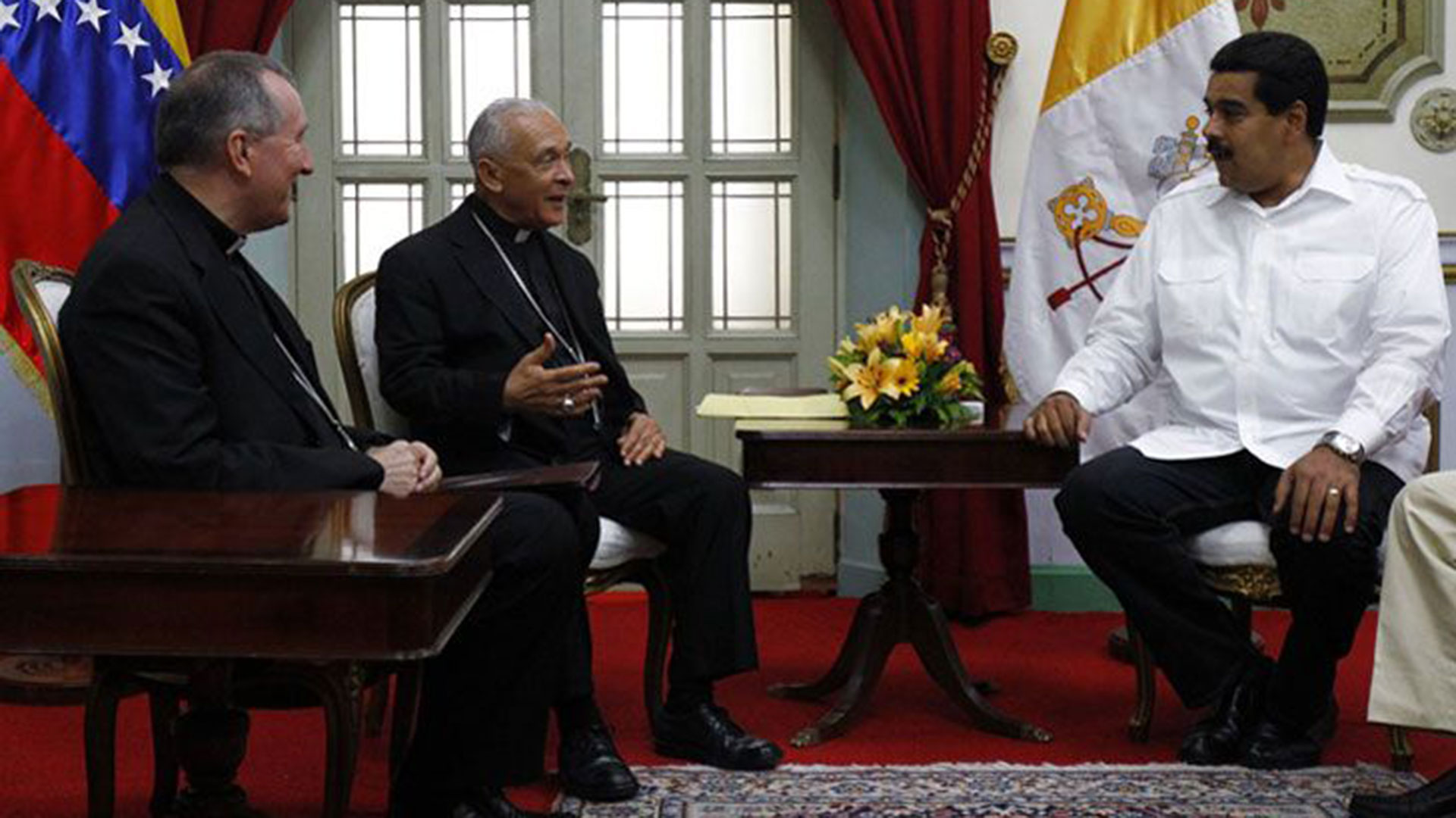 Pietro Parolin (medio) fue el representante del Vaticano en el diálogo en Venezuela (Reuters)