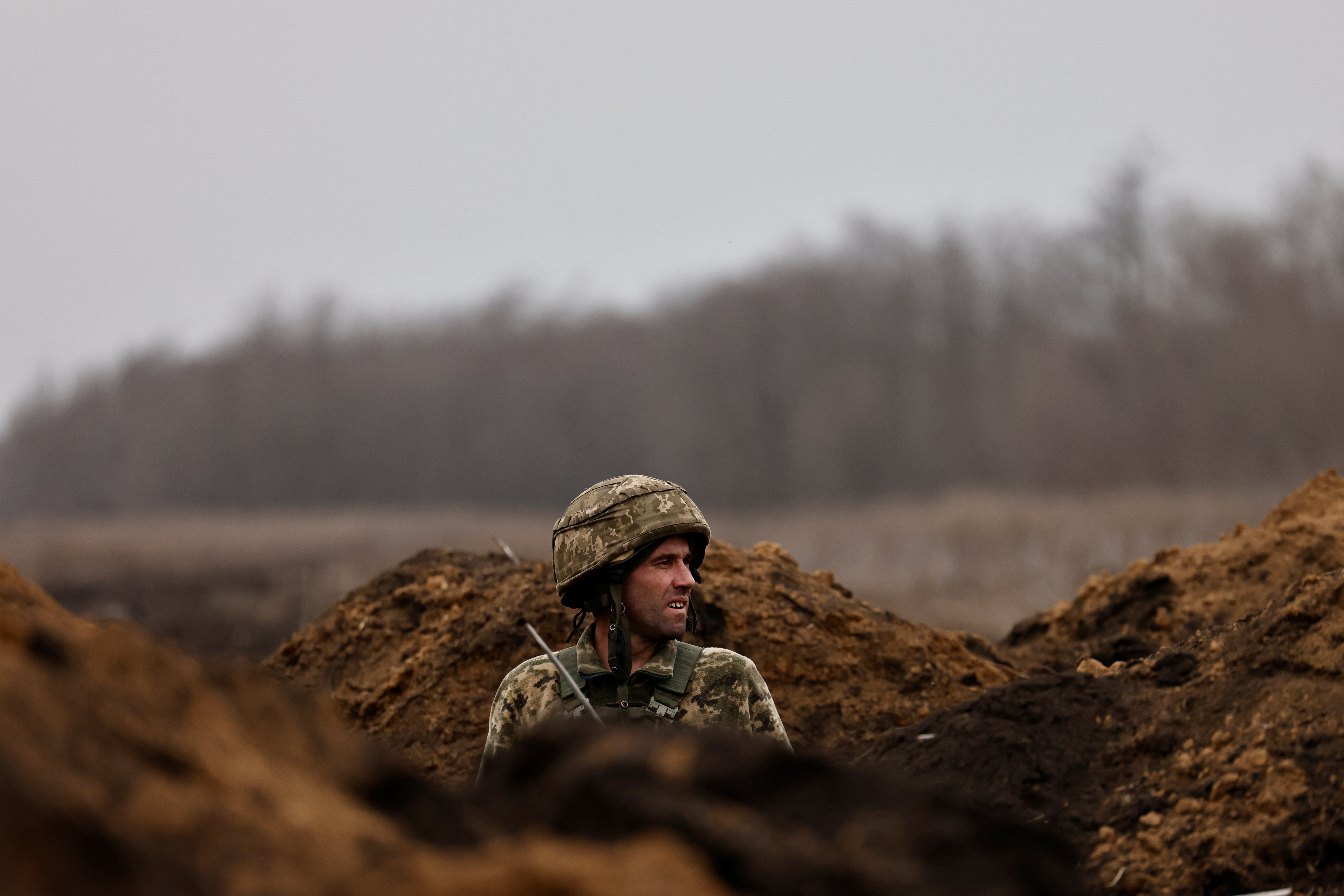 Un soldado ucraniano de los Paracaidistas de la 80 brigada observa su entorno en una posición de primera línea cerca de Bakhmut, en medio del ataque de Rusia a Ucrania, en la región de Donetsk, Ucrania 16 de marzo 2023. REUTERS/Violeta Santos Moura
