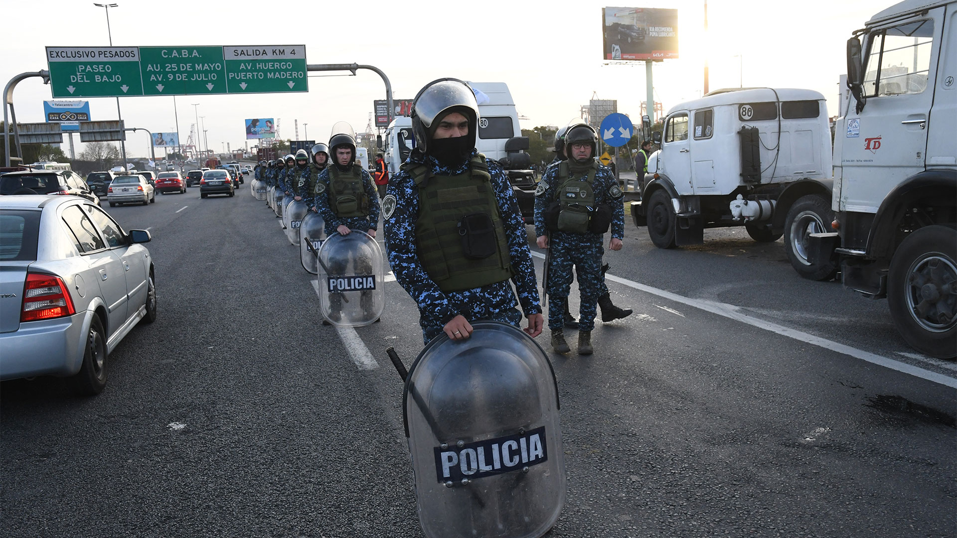 El operativo policial de ayer en la Autopista Buenos Aires-La Plata (Foto: Télam)
