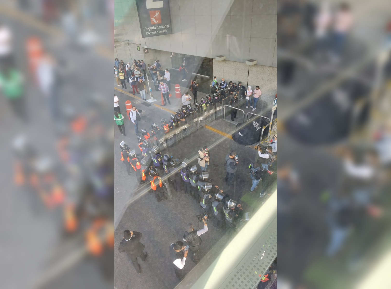 Granaderos retiraron a manifestantes que bloqueaban acceso al Aeropuerto de CDMX