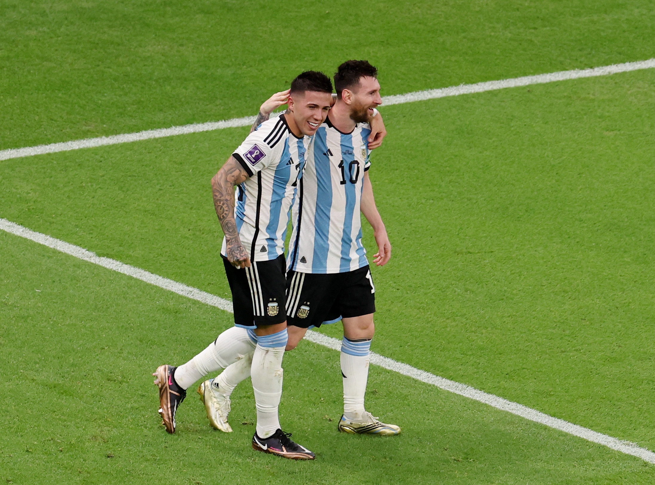 Lionel Messi se abraza con Enzo Fernández. La Selección derrotó a México y se ilusiona con avanzar a octavos de final en Qatar 2022 (REUTERS/Molly Darlington)