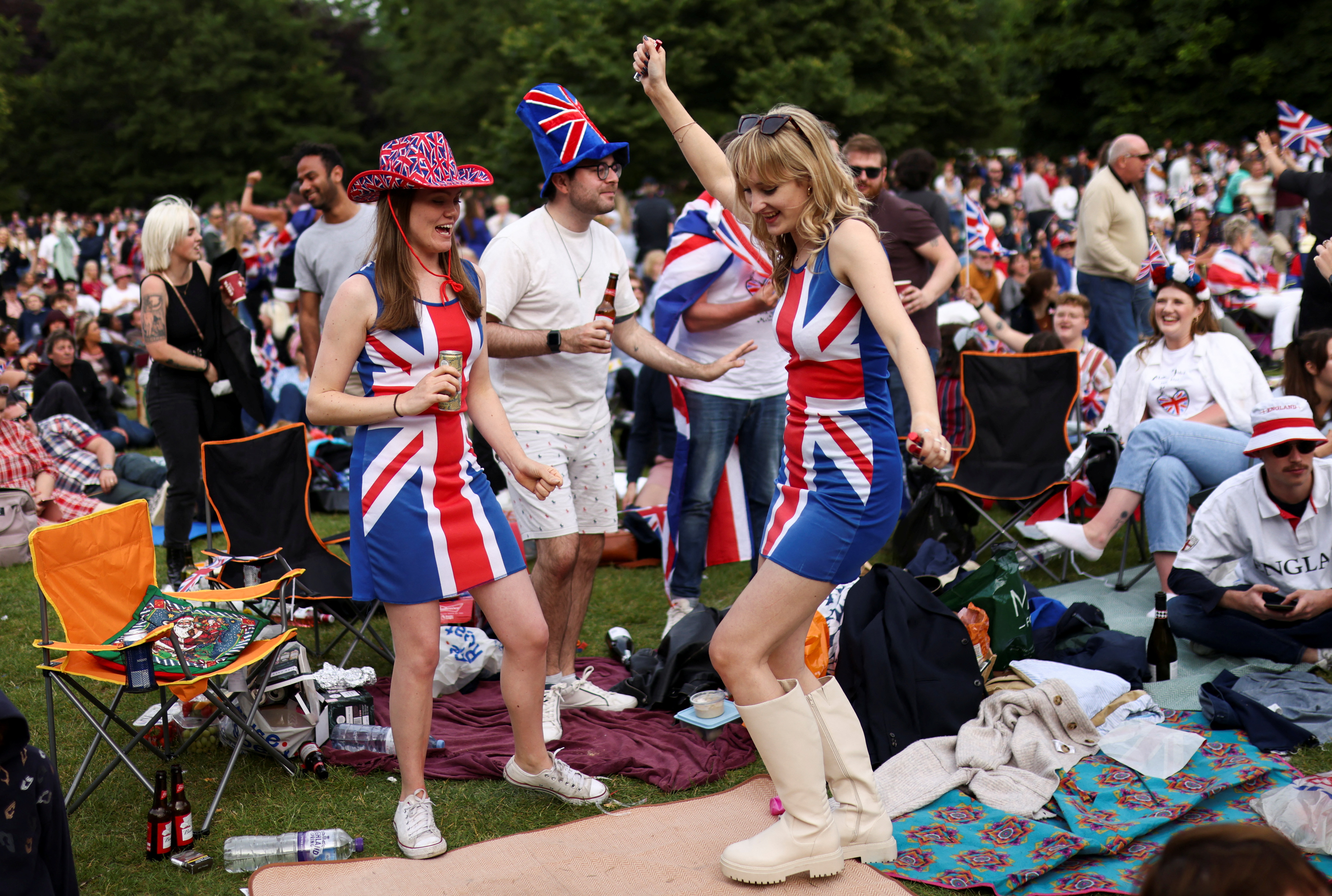 Britanicele dansează pe The Mall, înainte de BBC Platinum Party la concertul Palatului în fața Palatului Buckingham, pe 4 iunie 2022 (REUTERS / Tom Nicholson)