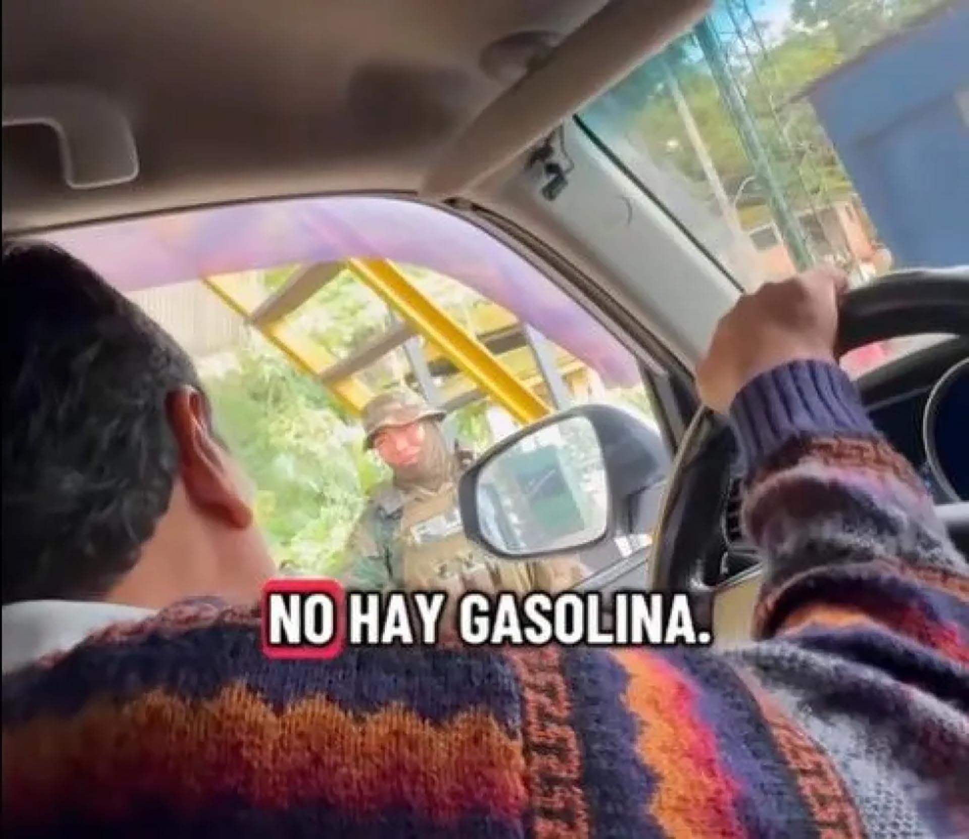 Evo Morales desafía la orden de captura: se muestra paseando en su bastión y saludando a policías