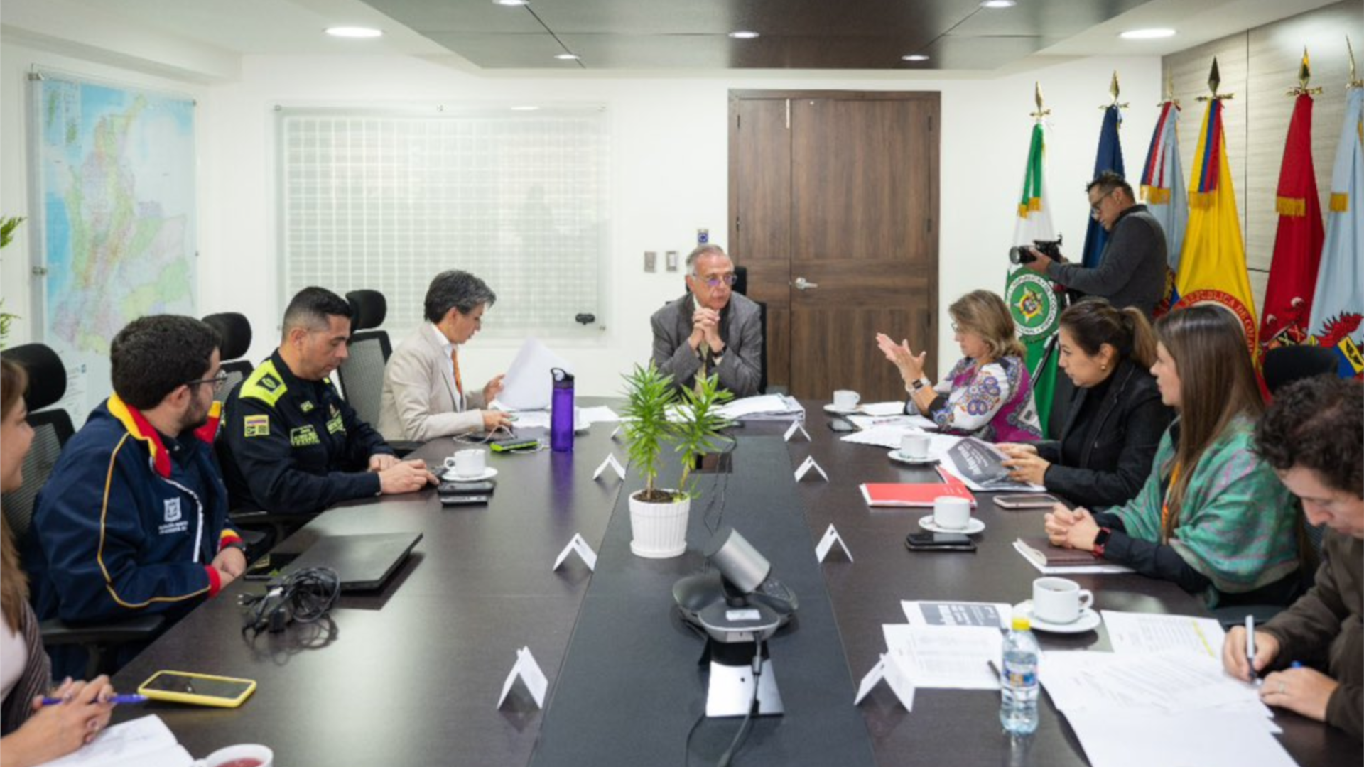 La alcaldesa de Bogotá, Claudia López, y el ministro de Defensa, Iván Velásquez, se reunieron para hacer seguimiento a los casos de violaciones de derechos humanos por parte de la fuerza pública en las protestas del 9 de septiembre de 2021. (MinDefensa)