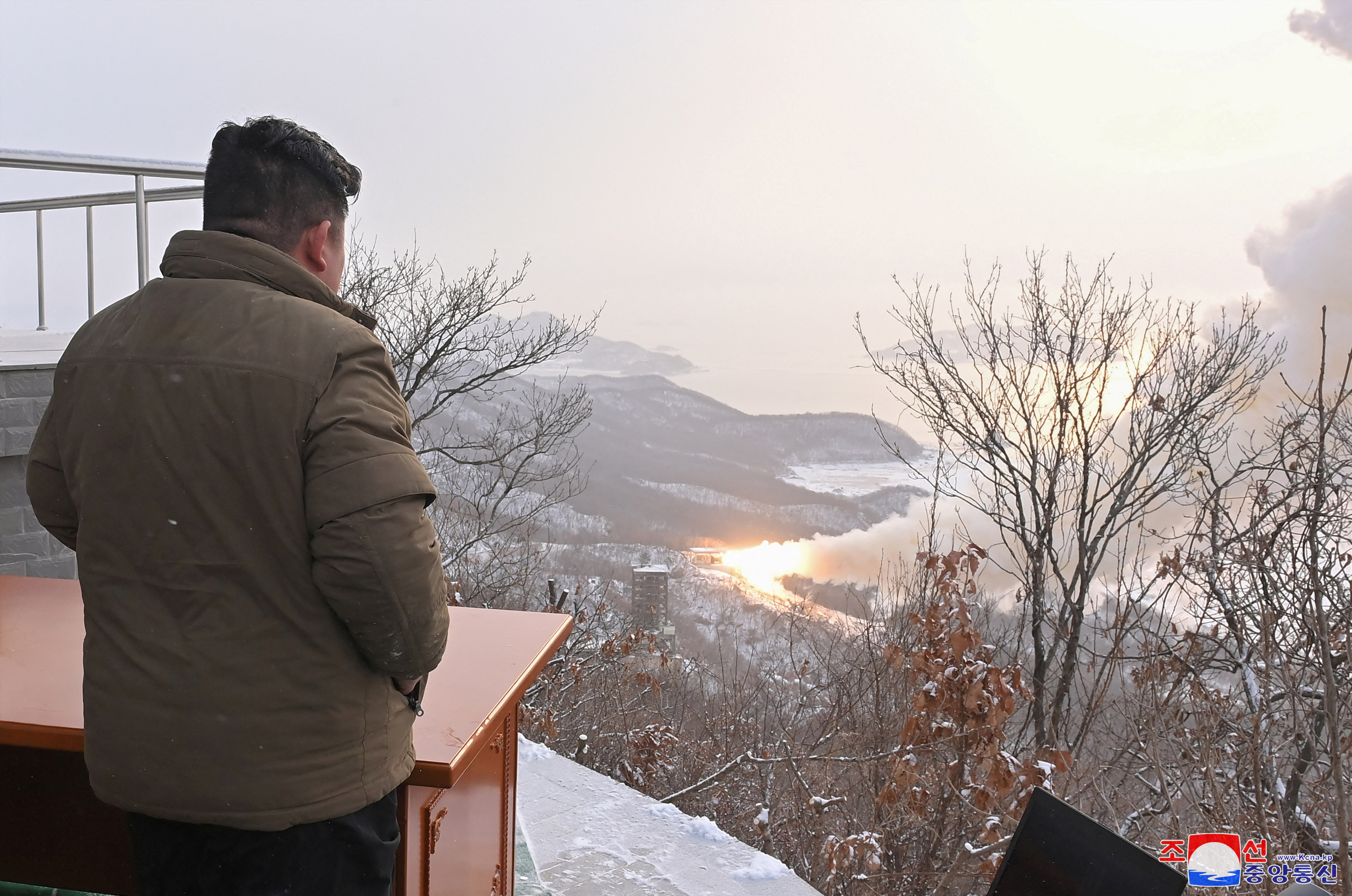 El dictador norcoreano Kim Jong Un guía una prueba de "motor de combustible sólido de alto empuje" como parte del desarrollo de una nueva arma estratégica, en la base de lanzamiento de satélites de Sohae en Tongchang-ri, Corea del Norte, 15 de diciembre de 2022, en esta foto difundida por la Agencia Central de Noticias de Corea del Norte (KCNA).
