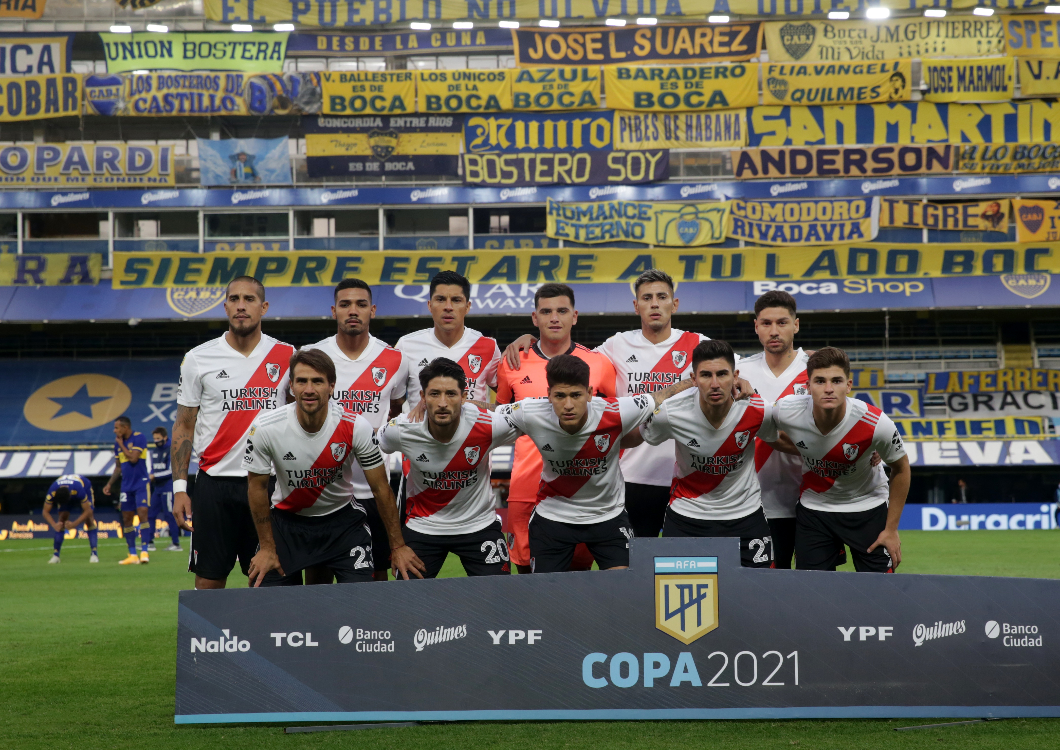 El equipo de River que jugó el último domingo ante Boca en La Bombonera, sin los 15 futbolistas iniciales que contrajeron coronavirus (REUTERS/Daniel Jayo)
