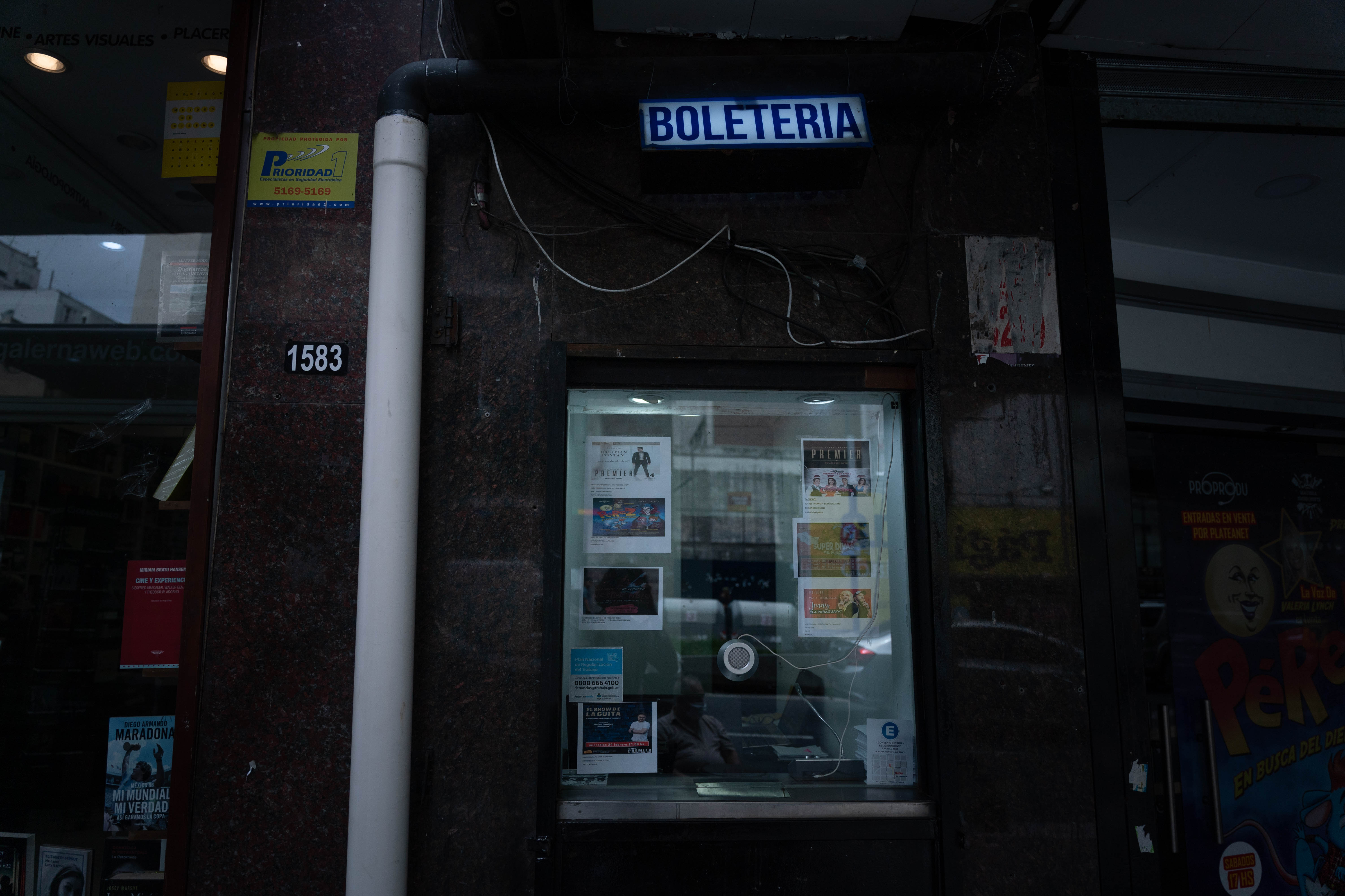 Boletería del Cine Lorca, en Av. Corrientes 1428, que sigue cerrado desde el comienzo de la cuarentena, en marzo del 2020. (Foto: Franco Fafasuli)