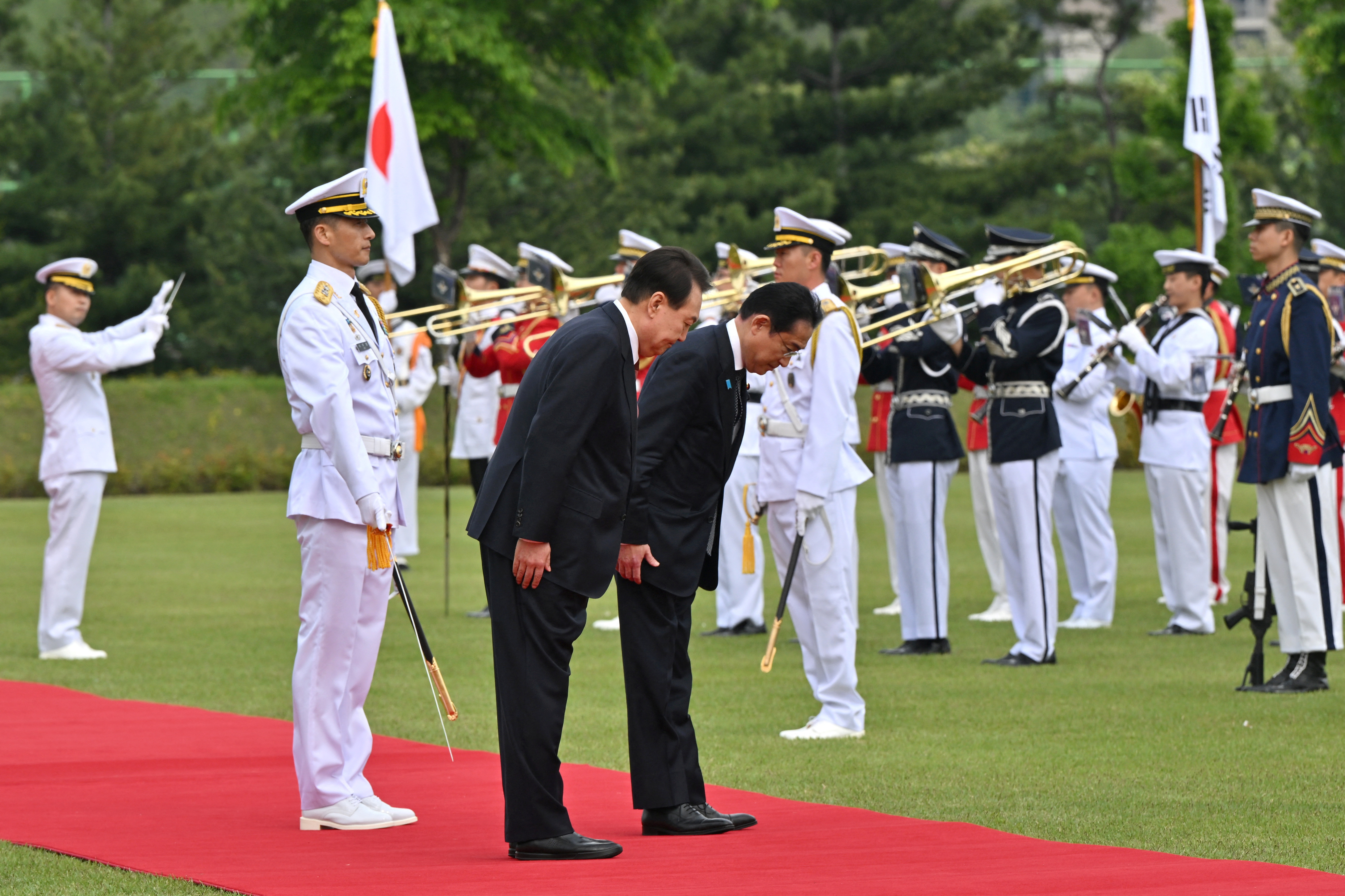 El primer ministro japonés, Fumio Kishida, y el presidente surcoreano, Yoon Suk Yeol, asisten a una ceremonia de bienvenida en la oficina presidencial en Seúl el 7 de mayo de 2023. JUNG YEON-JE/Pool vía REUTERS
