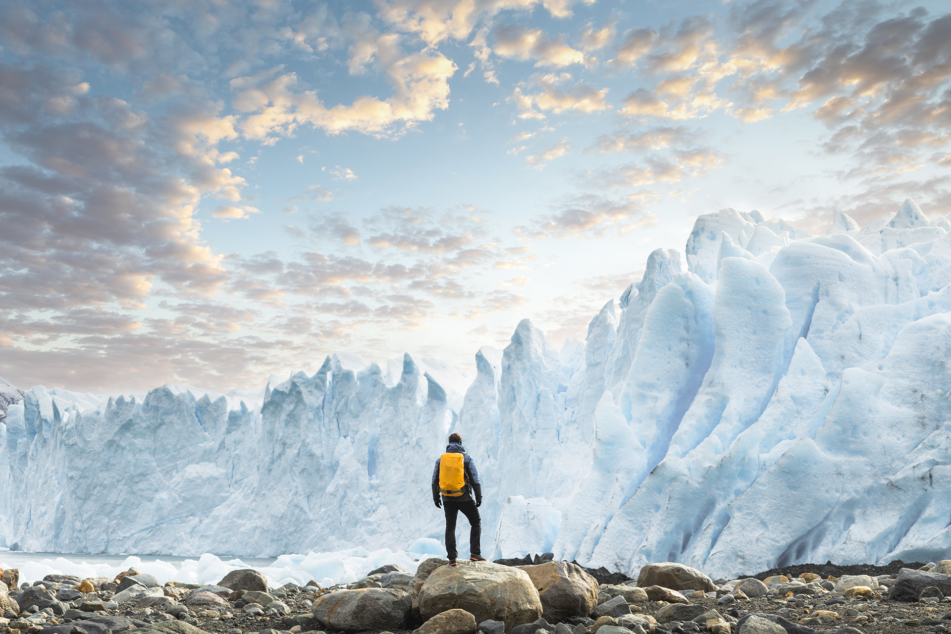 Viajero admirando el glaciar Perito Moreno, al atardecer (Getty Images)