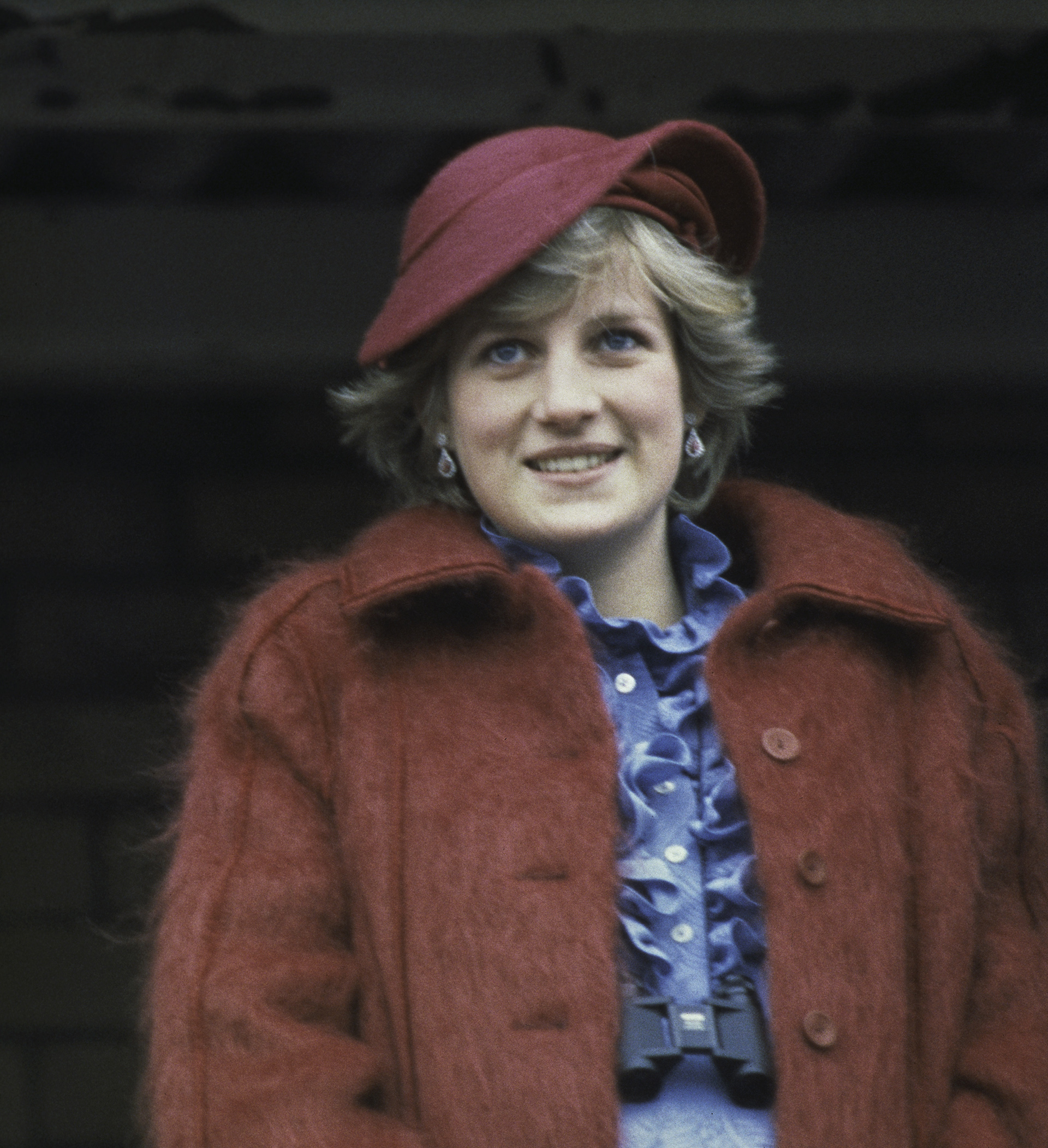 Según un documental de Channel 5  el príncipe Carlos dijo de su futura esposa: "Es exquisitamente hermosa, una amapola perfecta. Pero muy niña" (Hulton Archive/Getty Images)