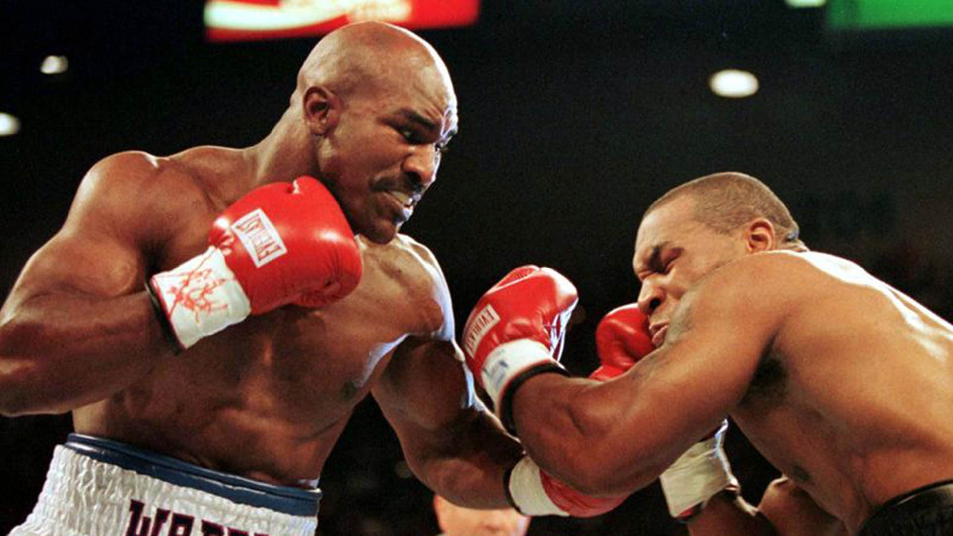 IMAGEN DE ARCHIVO. El campeón de peso completo de la AMB Evander Holyfield (R) conecta en la mandíbula al retador Mike Tyson en el primer asalto de su pelea del 28 de junio de 1997.