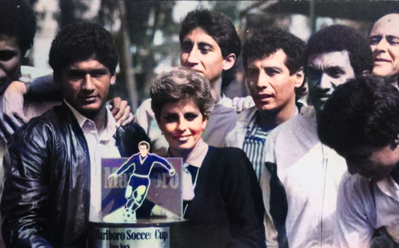 Catalina Bentín, fundadora de Sporting Cristal, con el trofeo de campeón de Copa Marlboro 1988. Atrás se ubica César Cueto. (Extremo Celeste)