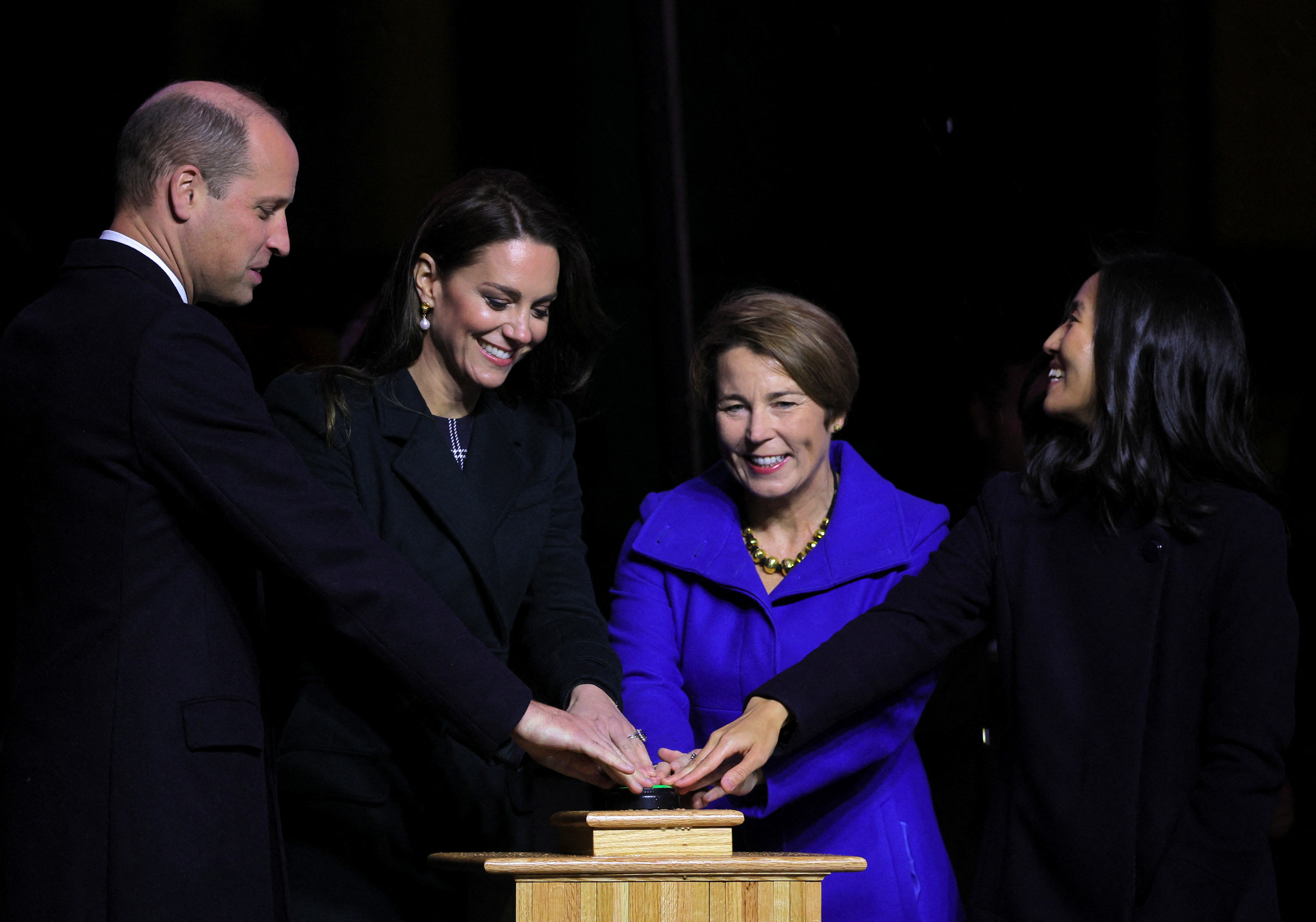 William, Kate, la gobernadora electa de Massachusetts, Maura Healey, y la alcaldesa de Boston, Michelle Wu, encienden las luces del Ayuntamiento de Boston el 30 de noviembre de 2022 (REUTERS/Brian Snyder)