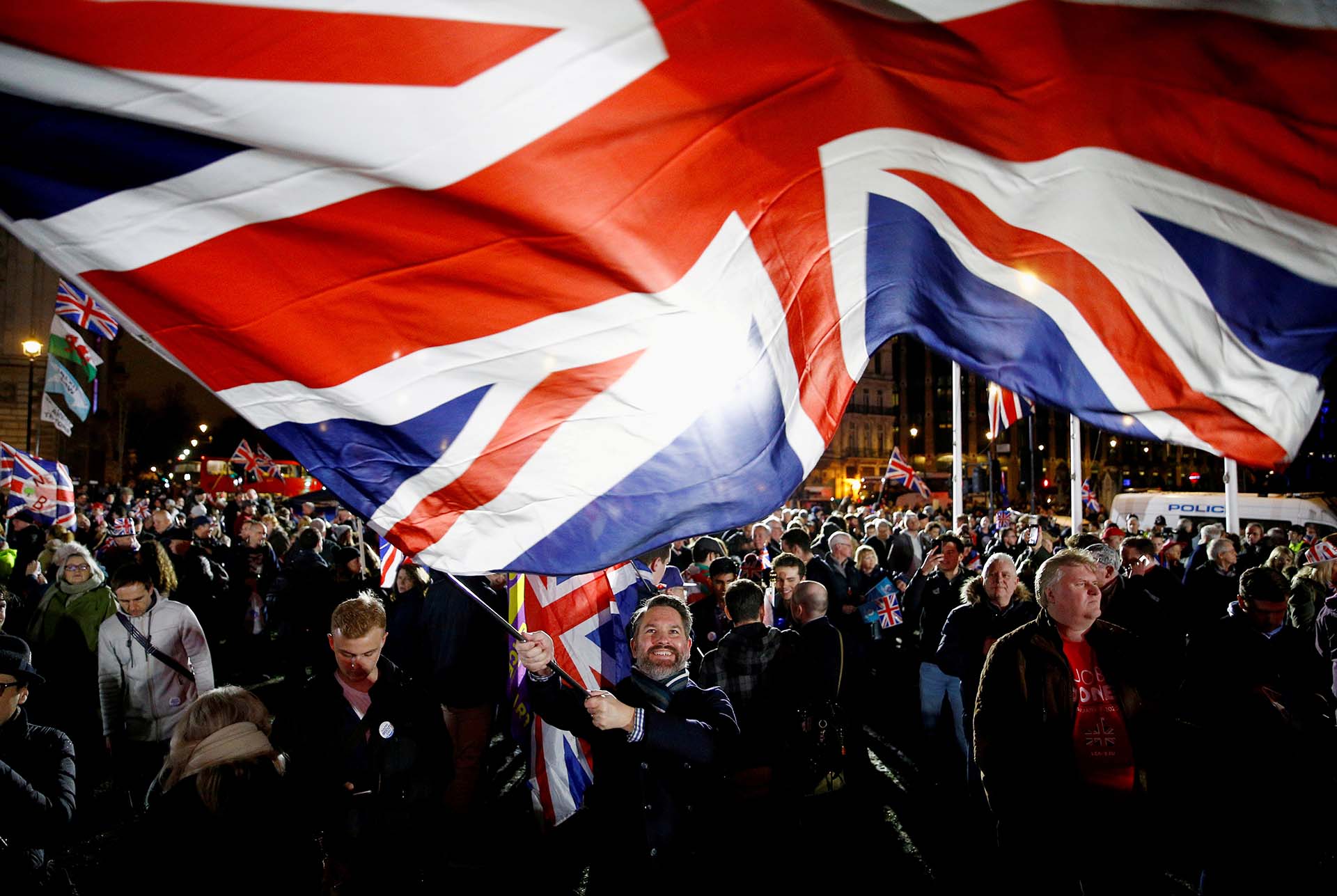 Un hombre ondea una bandera británica durante la celebración por la llegada del Brexit (31 de enero)