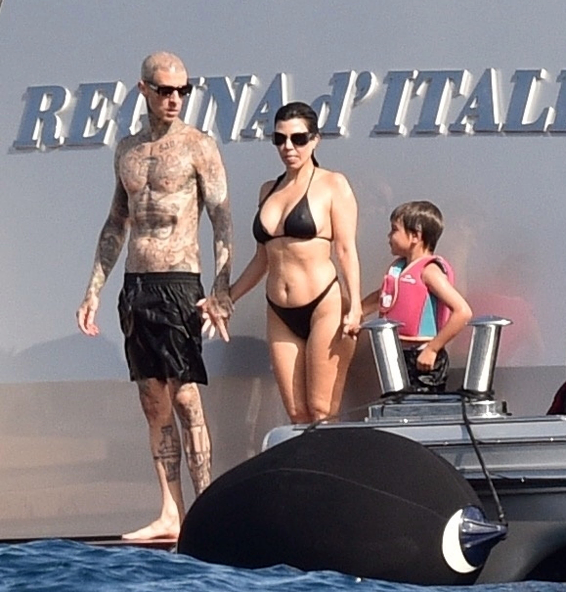 Kourtney Kardashian y Travis Barker eligieron las paradísiacas playas de Portofino, en Italia, para celebrar su boda. Además, aprovecharon para descansar y disfrutar de un día de sol en un exclusivo yate en el que pasearon con un grupo de amigos y familiares