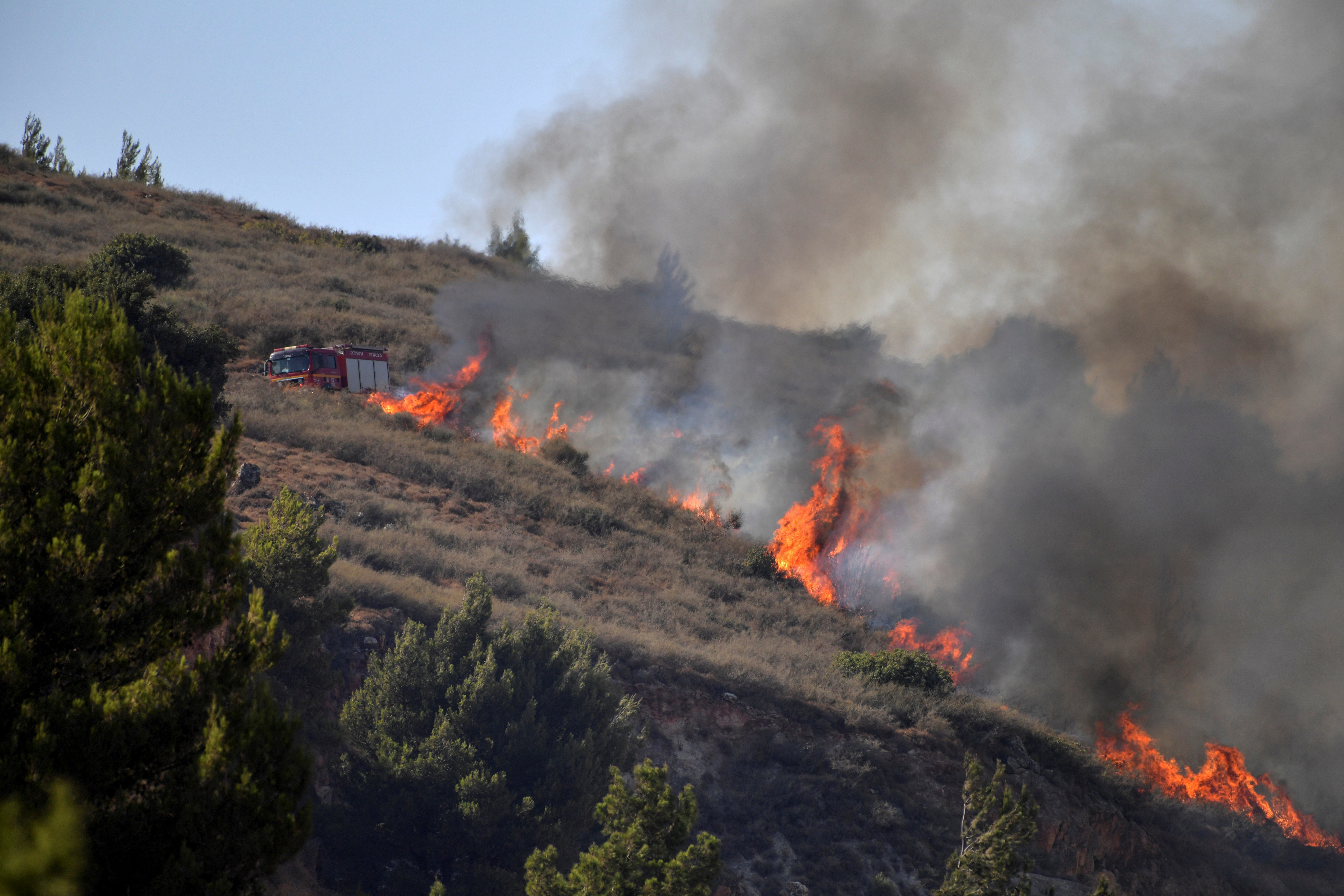 Un incendio provocado por un lanzamiento de cohetes hacia Israel en Kiryat Shmona (REUTERS/Gil Eliyahu)