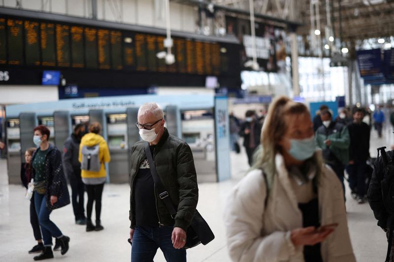 Personas con mascarillas protectoras caminan por la estación de tren de Waterloo, durante la epidemia de COVID-19, en Londres, Reino Unido, 3 de enero de 2022. REUTERS/Henry Nicholls