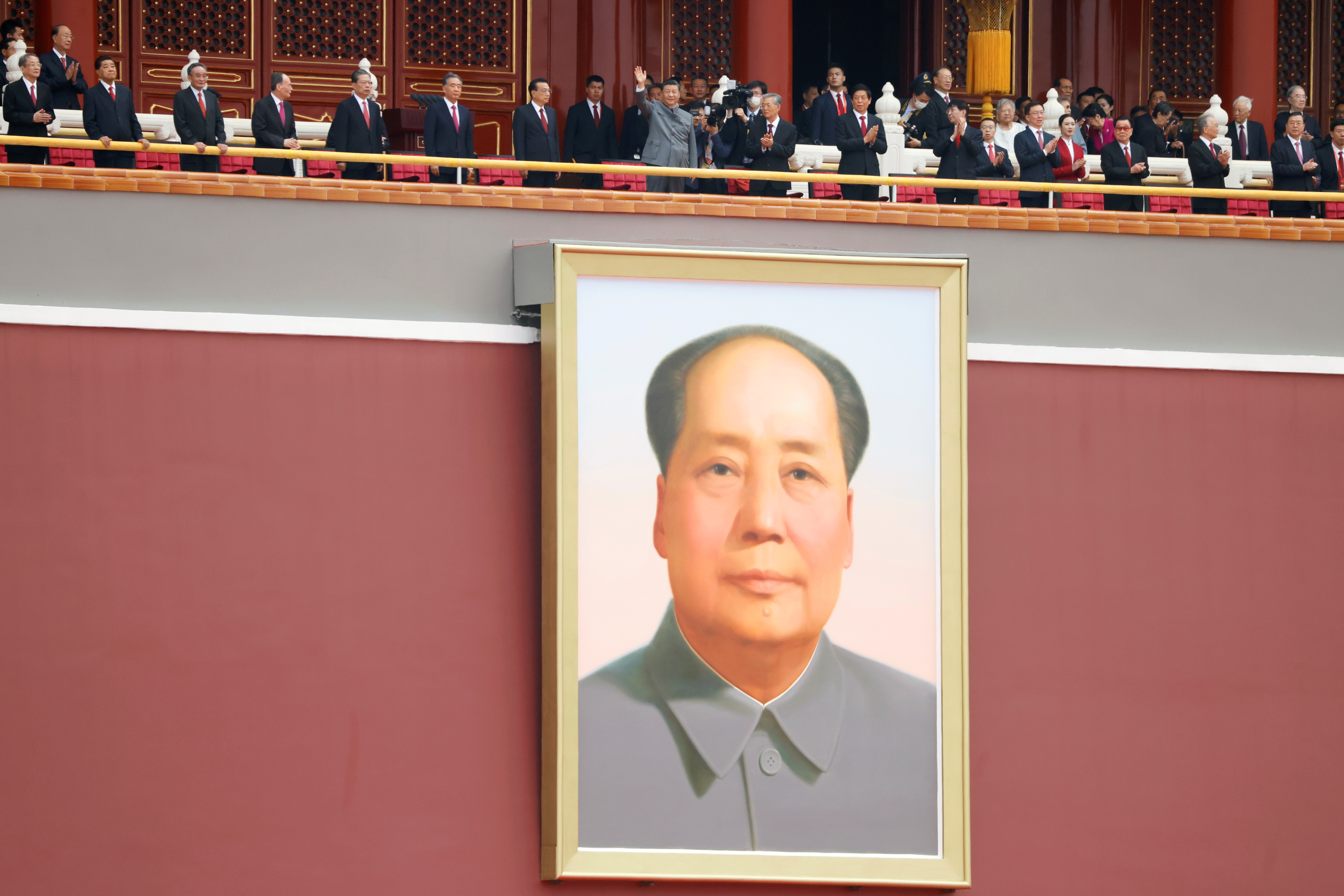 El jefe del régimen chino, Xi Jinping, durante un acto por los 100 años del Partido Comunista Chino en julio último. Debajo suyo, la imagen del fundador del PCC, Mao Zedong (Reuters)
