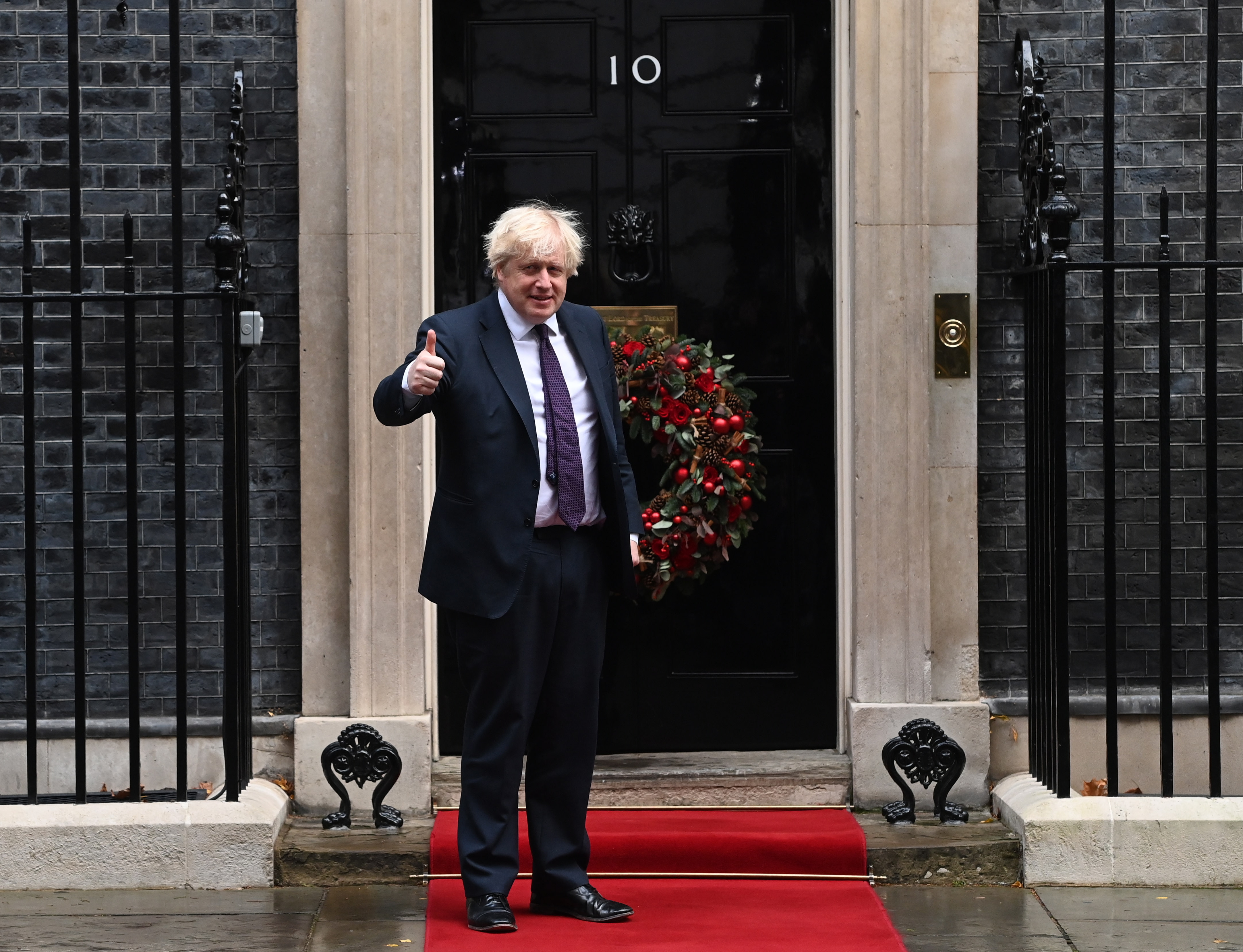 El primer ministro británico, Boris Johnson, frente a su residencia en 10 Downing Street (EFE/EPA/FACUNDO ARRIZABALAGA)
