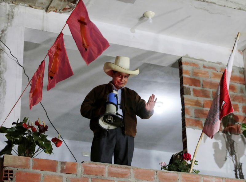 El candidato socialista Pedro Castillo habla a sus seguidores a la espera del resultado electoral en la ciudad de Tacabamba, Perú. Junio 6, 2021. REUTERS/Alessandro Cinque