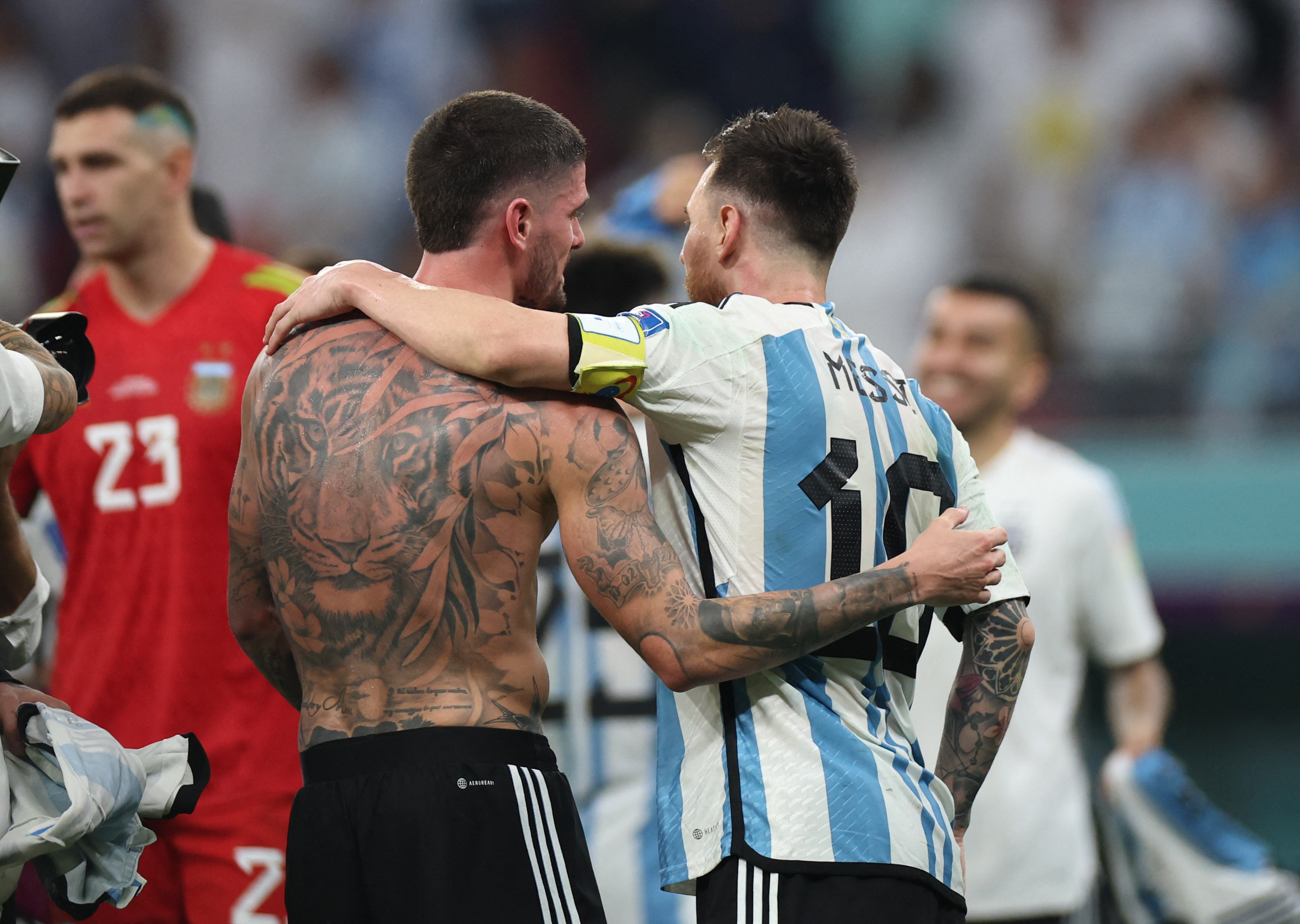 Rodrigo De Paul buscó a Lionel Messi y se fundieron en un abrazo en los festejos (Foto: Reuters)