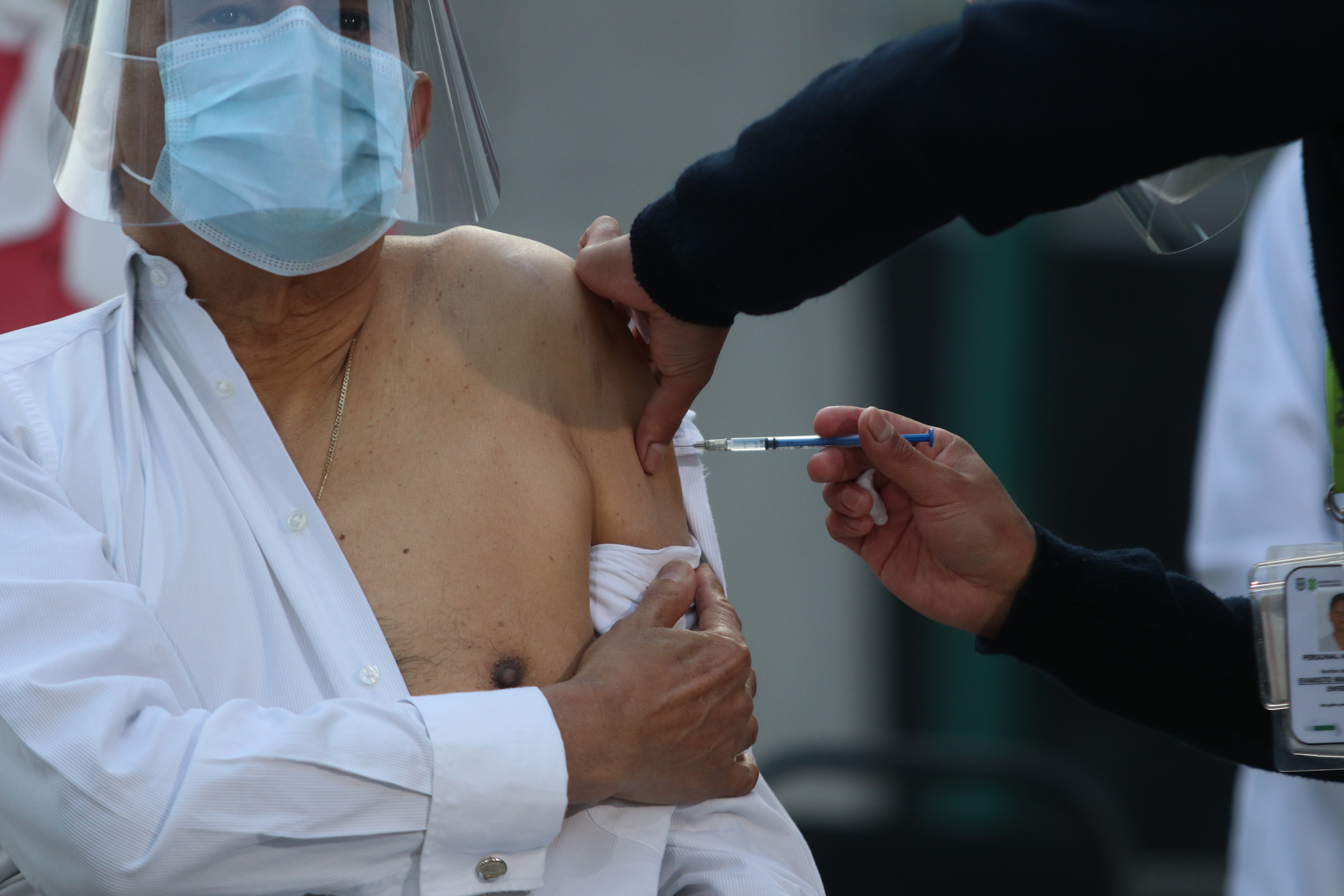 Un médico recibe la vacuna contra la covid-19 en el Hospital General de México, en Ciudad de México (Foto: EFE/Sáshenka Gutiérrez)
