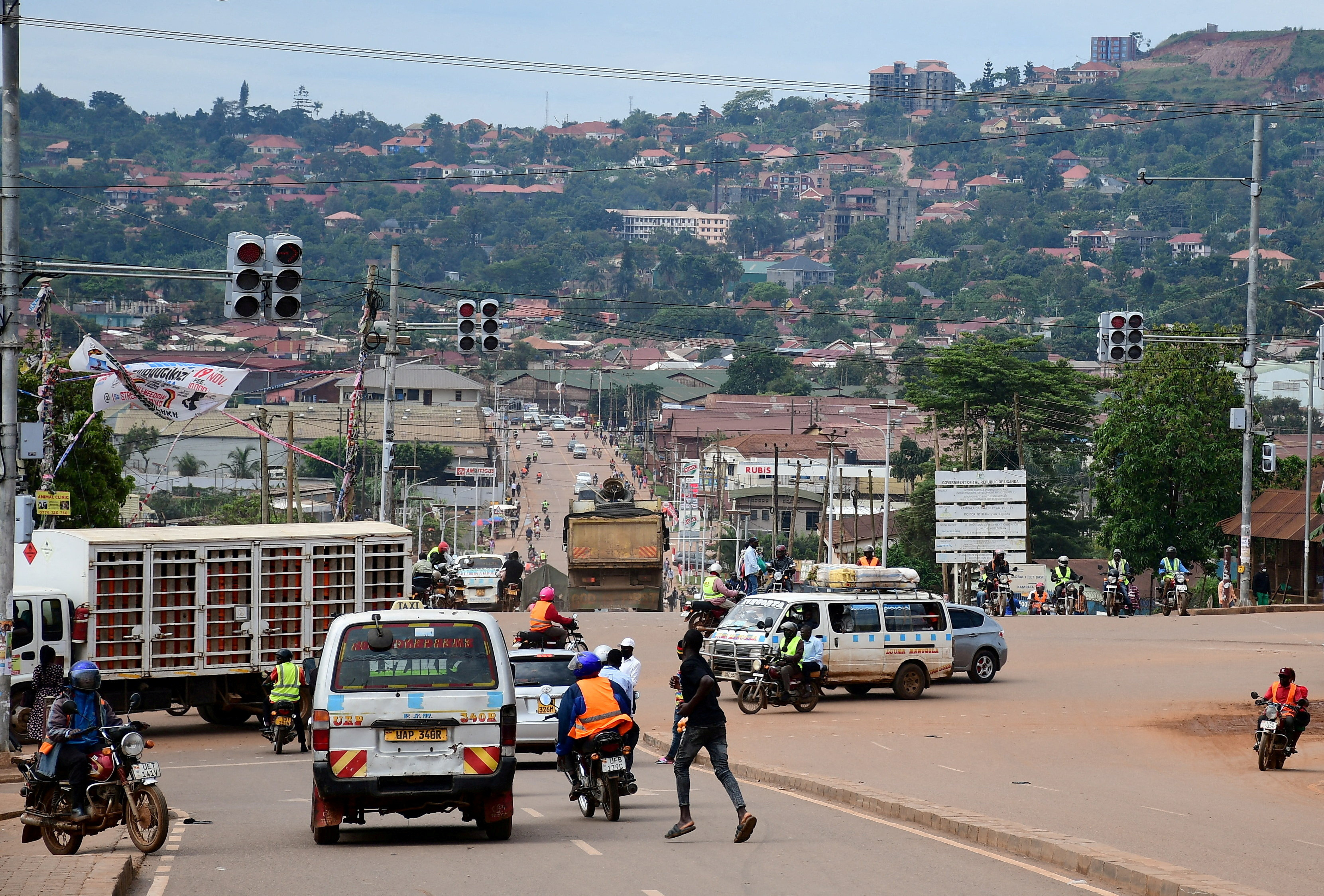 Automovilistas y ciclistas en una intersección semaforizada en medio del brote de ébola en Kampala, Uganda, 16 de noviembre de 2022. REUTERS/Abubaker Lubowa/Archivo