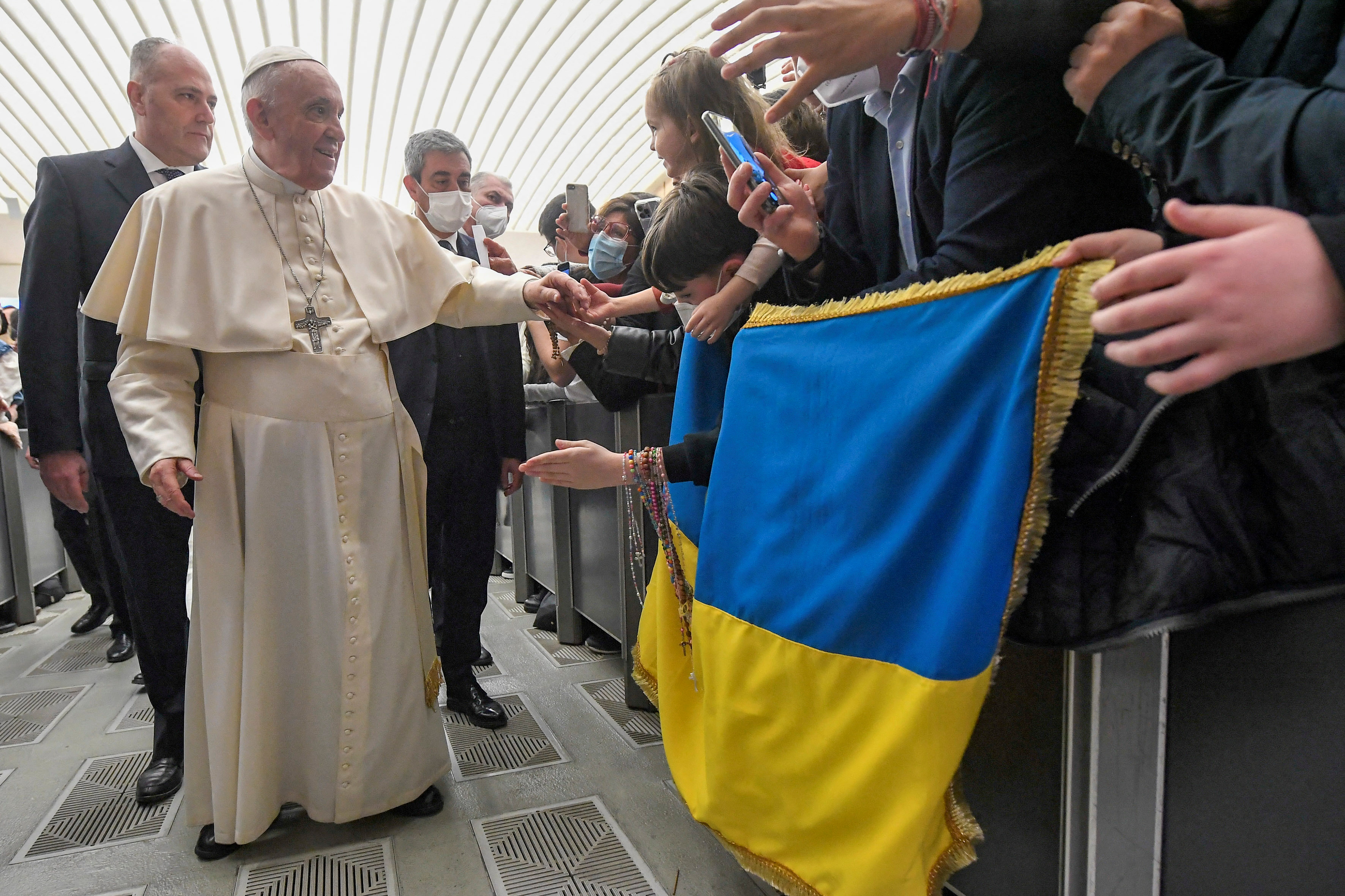Папа римский украина белый флаг. Папа Римский с украинским флагом. Папа Франциск коронация. Папа Римский целует флаг Украины. Патриарх Украины новый.