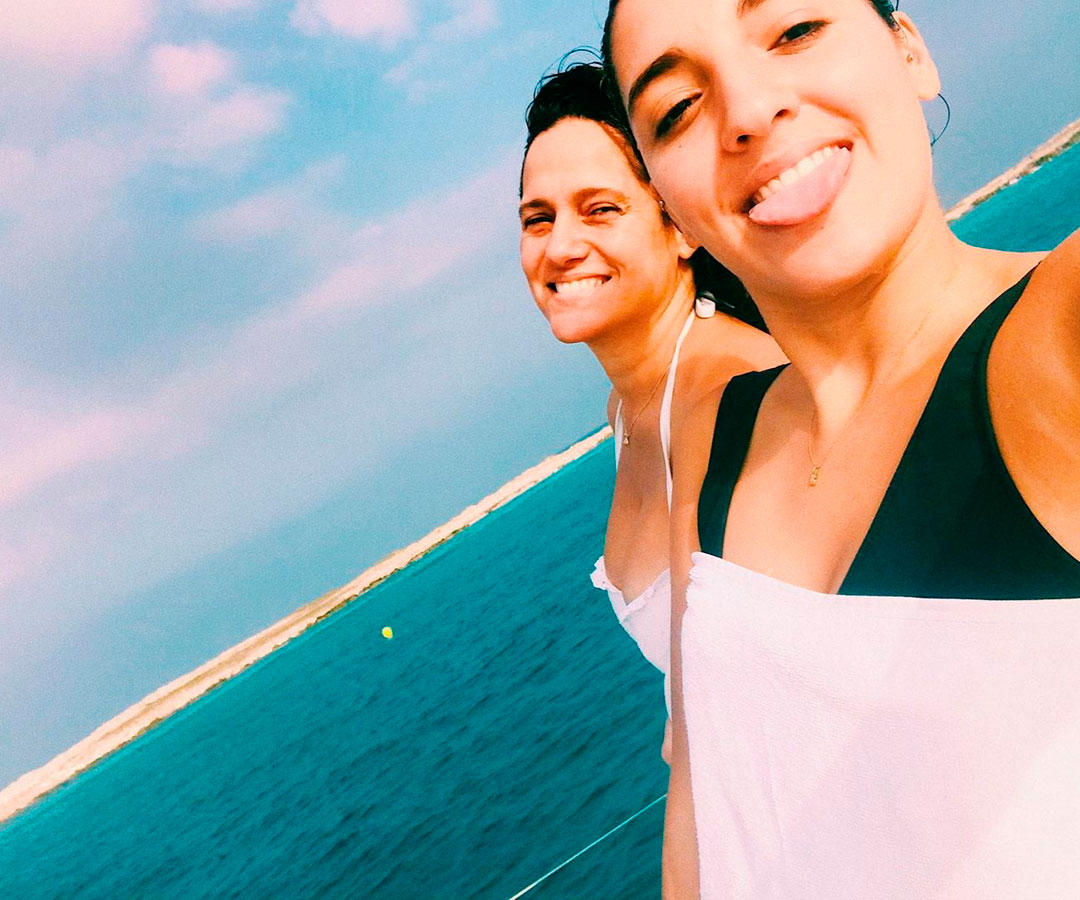 Madre e hija disfrutando de la playa (Foto: Instagram)