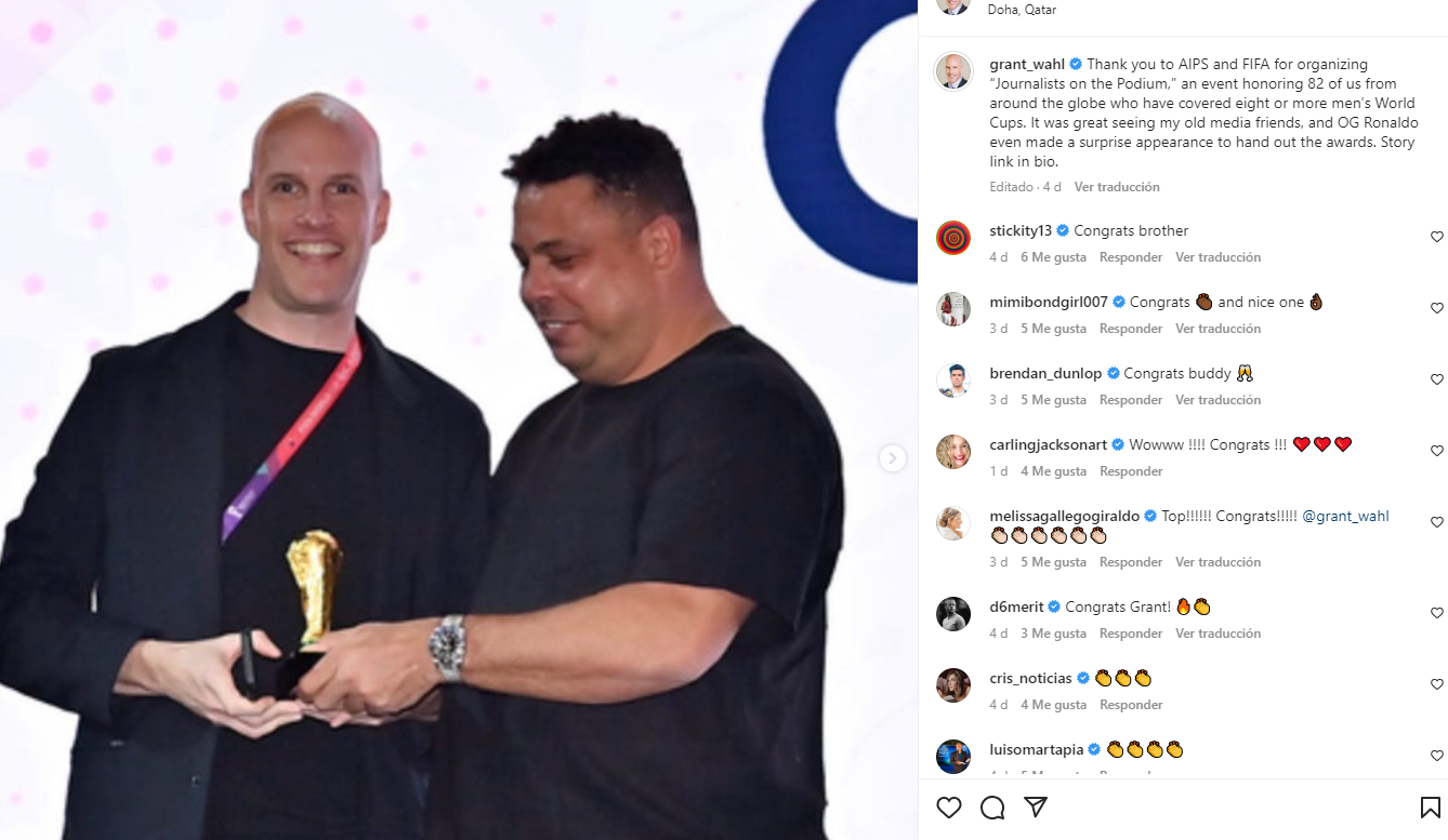 Grant Wahl recibiendo el premio de la mano de Ronaldo (Instagram)