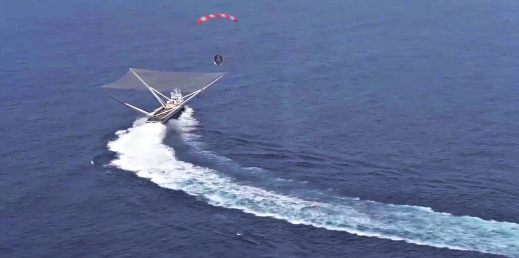 Así atrapan los botes de SpaceX las mitades del carenado que protegen en su paso a través de la atmósfera a las tecnologías que son llevadas al espacio. (Foto. SpaceX.Twitter)