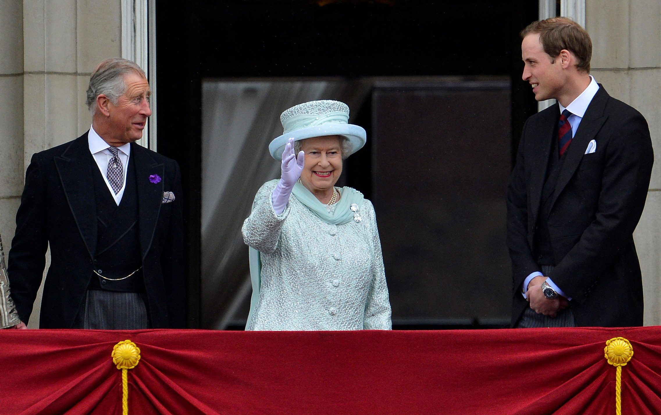 El príncipe Carlos, la reina Isabel II y William (REUTERS/Toby Melville)
