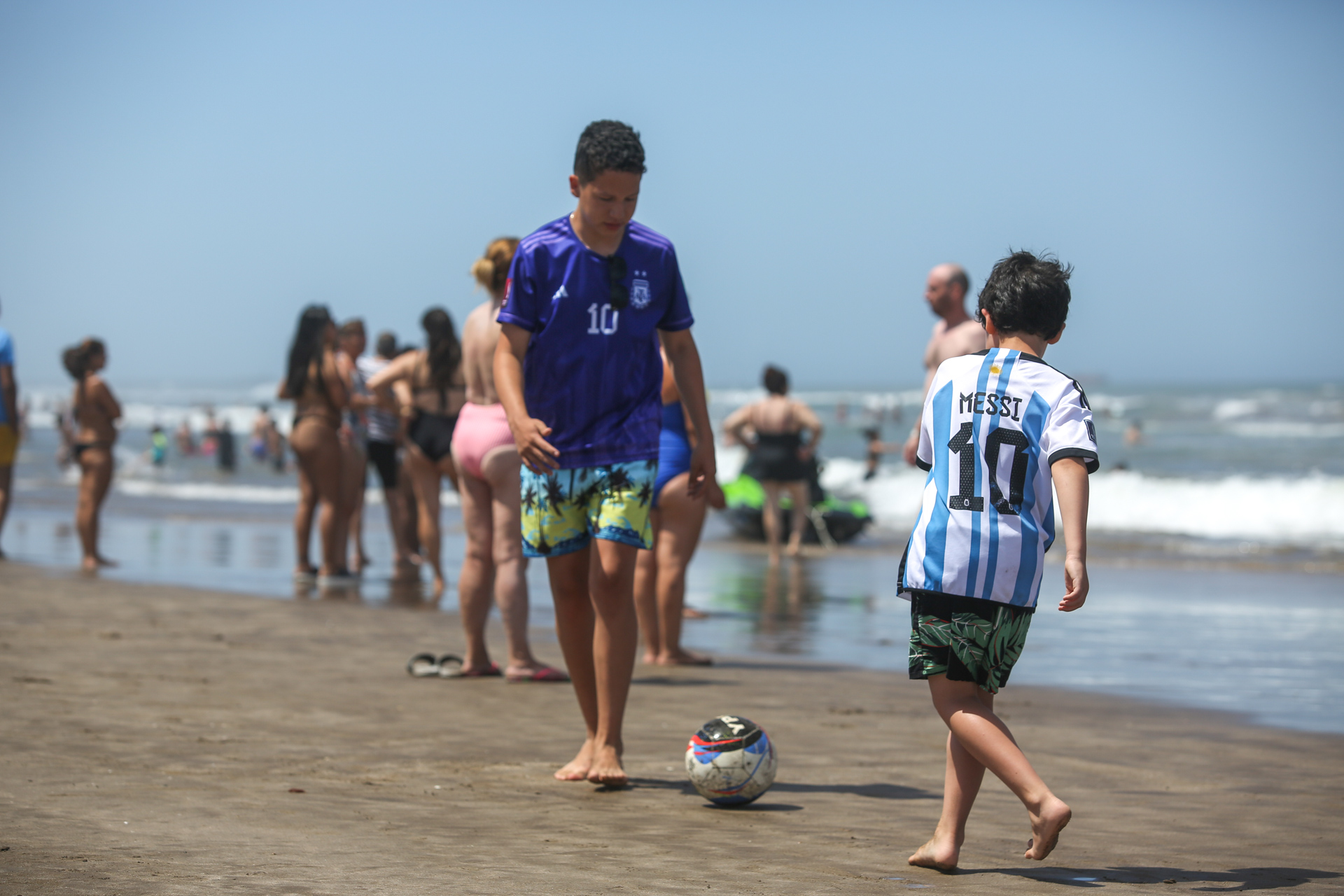 Dante y Lucas, de trece y siete años, juegan con una camiseta y una pelota de Messi