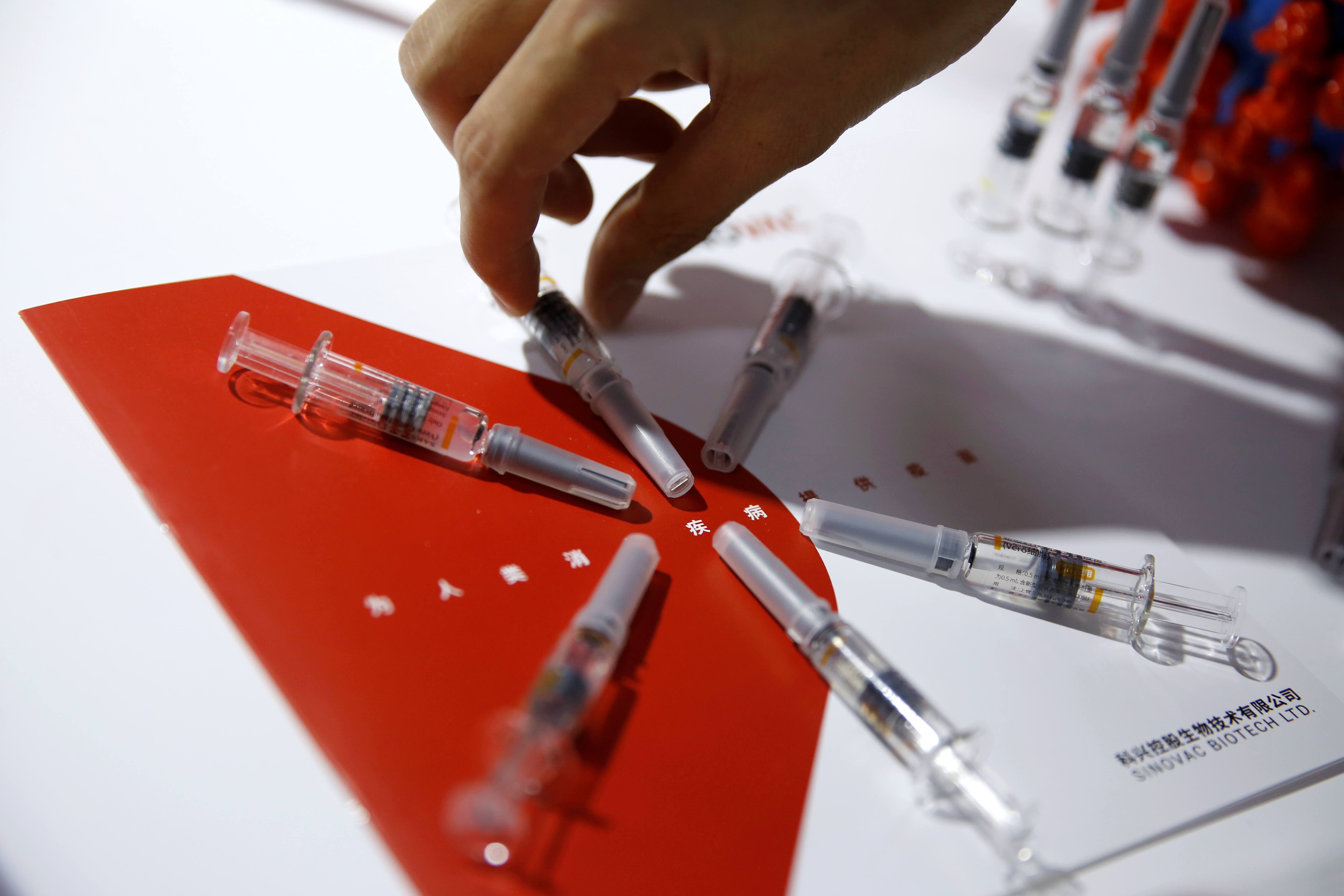 China cuenta con al menos 3 vacunas candidatas en fase 3 (REUTERS/Tingshu Wang)