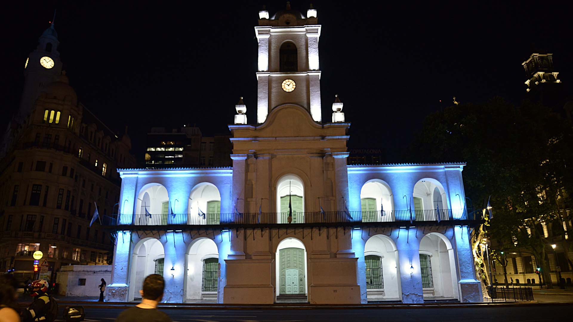 Monumentos y edificios emblemáticos de la Ciudad se iluminaron a modo de homenaje