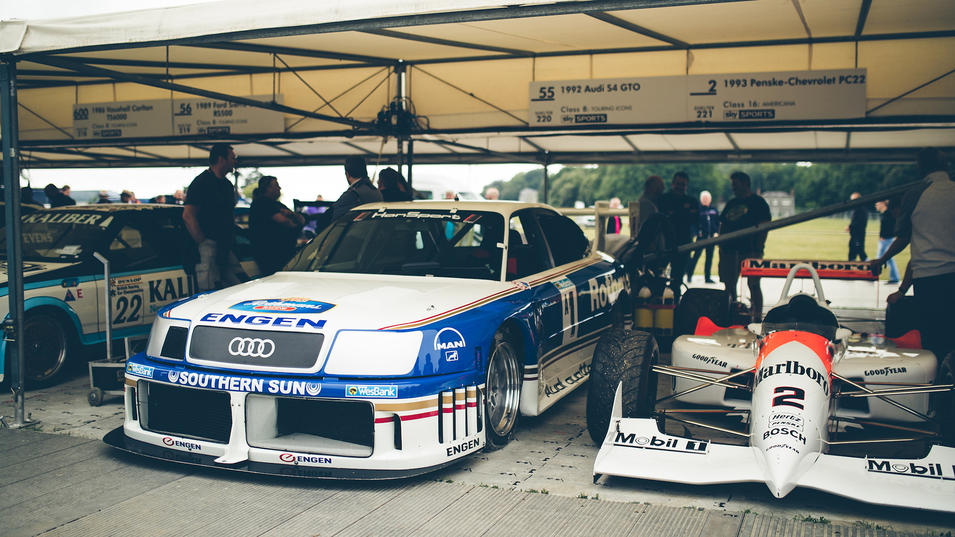On the left a super touring car and on the right an IndyCar (@GoodwoodRRC)