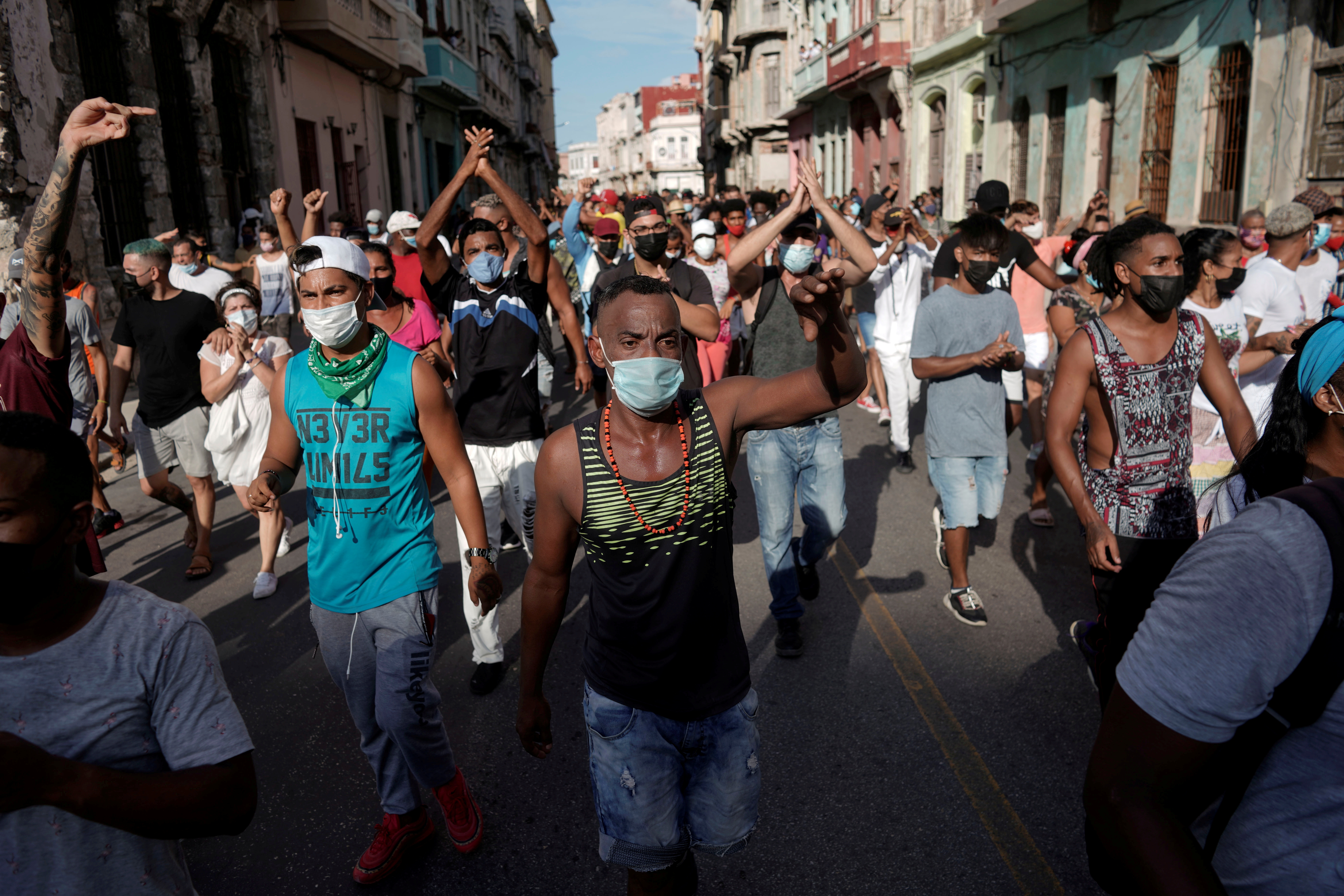FOTO DE ARCHIVO: Los manifestantes gritan consignas contra la dictadura cubana durante una manifestación en La Habana, Cuba, el 11 de julio de 2021. REUTERS/Alexandre Meneghin/File Photo