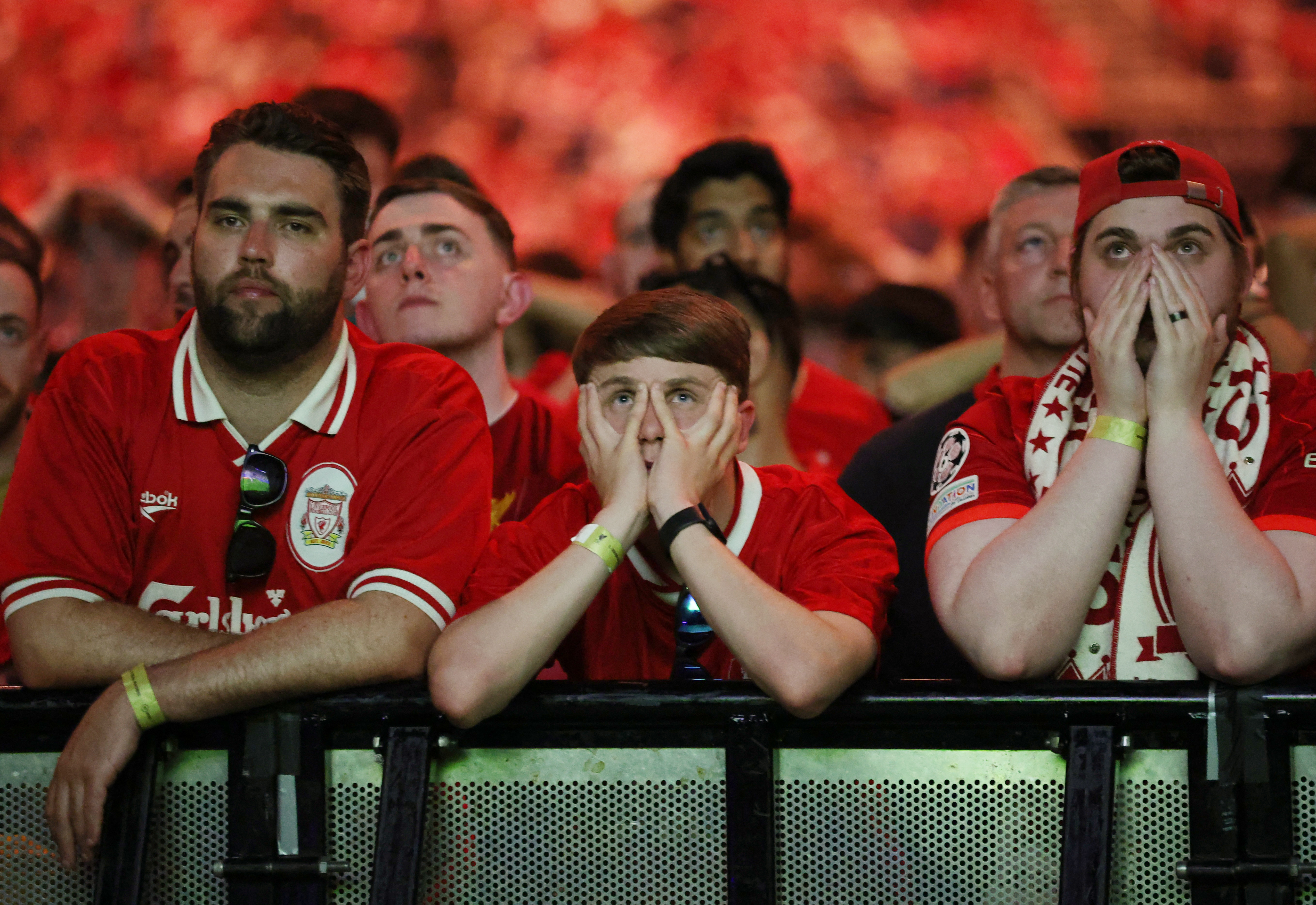 La cara de los hinchas del Liverpool tras el gol del Real Madrid en la final de la Champions League Final.