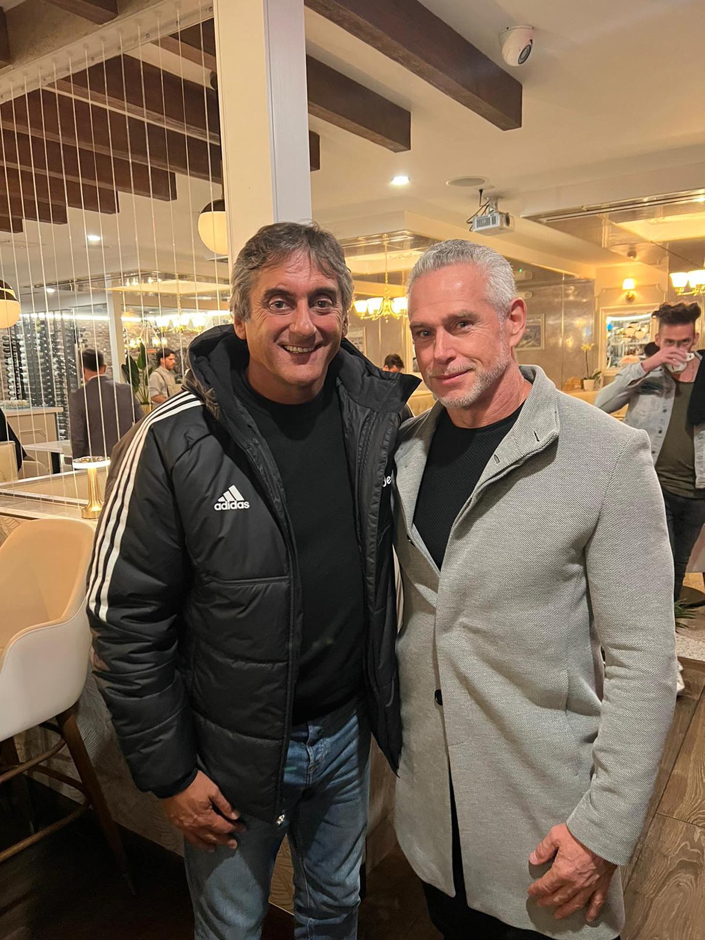 Enzo Francescoli, mánager de River Plate, junto a Martín Koenig, dueño de Baires Grill