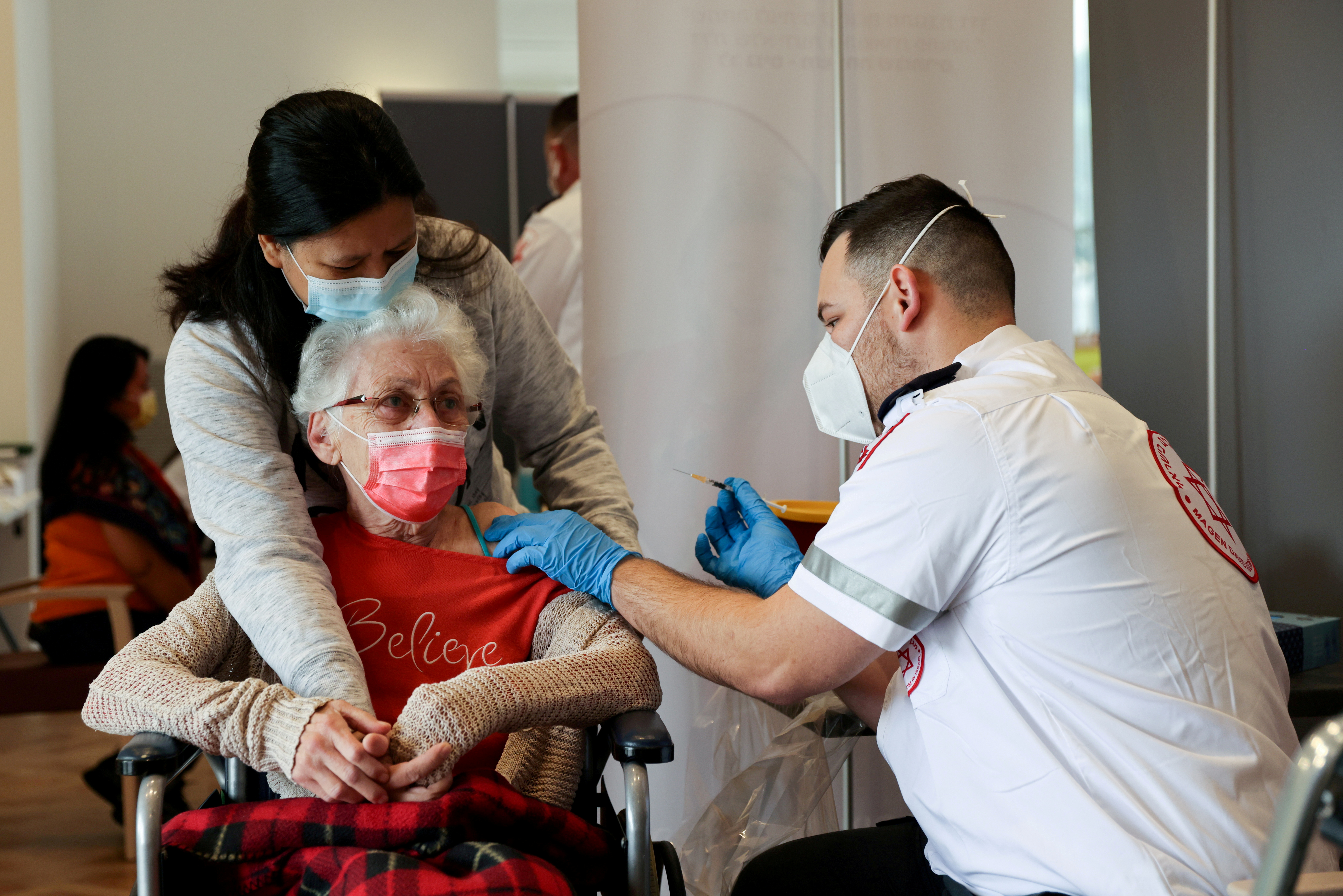Una anciana recibe una inyección de refuerzo de su vacuna contra la enfermedad del coronavirus (COVID-19) en un hogar para mayores en Netanya, Israel, el 19 de enero de 2021. (REUTERS/Ronen Zvulun/Foto de archivo)