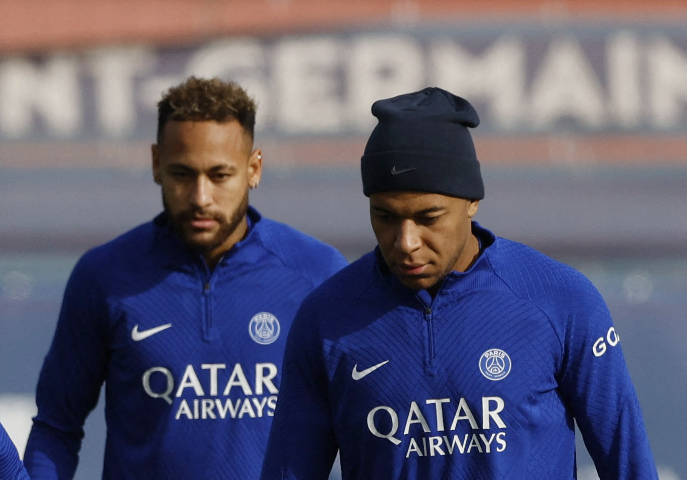 Las caras de Neymar y Kylian Mbappé durante la sesión de entrenamientos del PSG antes del partido por Champions League (Reuters)
