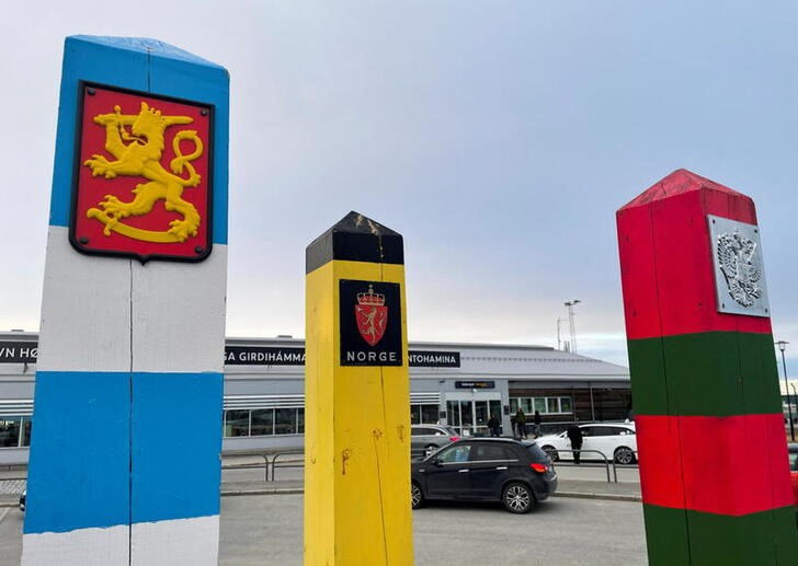 Imagen de archivo de postes fronterizos de Finlandia (azul y blanco), Noruega (negro y amarillo) y Rusia (rojo y verde) a las afueras del aeropuerto de la localidad ártica de Kirkenes, Noruega (REUTERS/Gwladys Fouche)