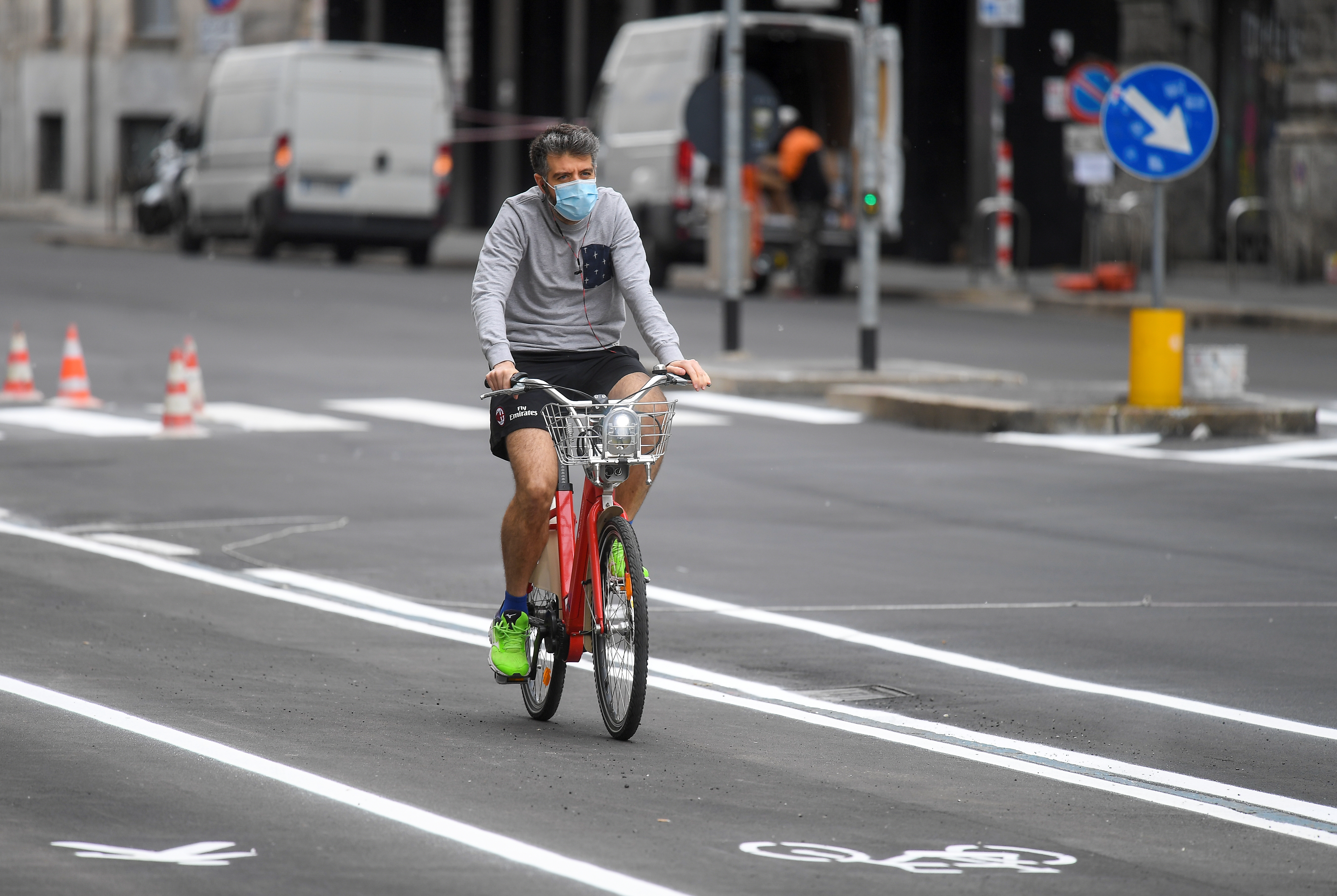 El uso de la bicicleta se promueve como una práctica sustentable que no contribuye a la contaminación del aire (REUTERS/Daniele Mascolo)