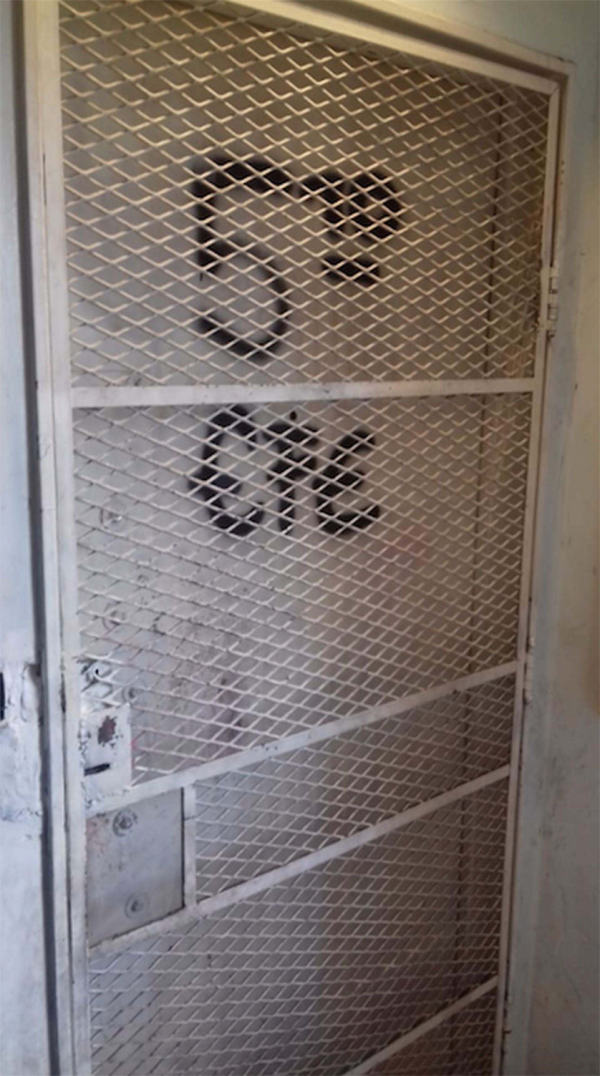 La puerta del departamento de Pity Álvarez, ubicado en el quinto piso del monoblock 12 del barrio Samoré