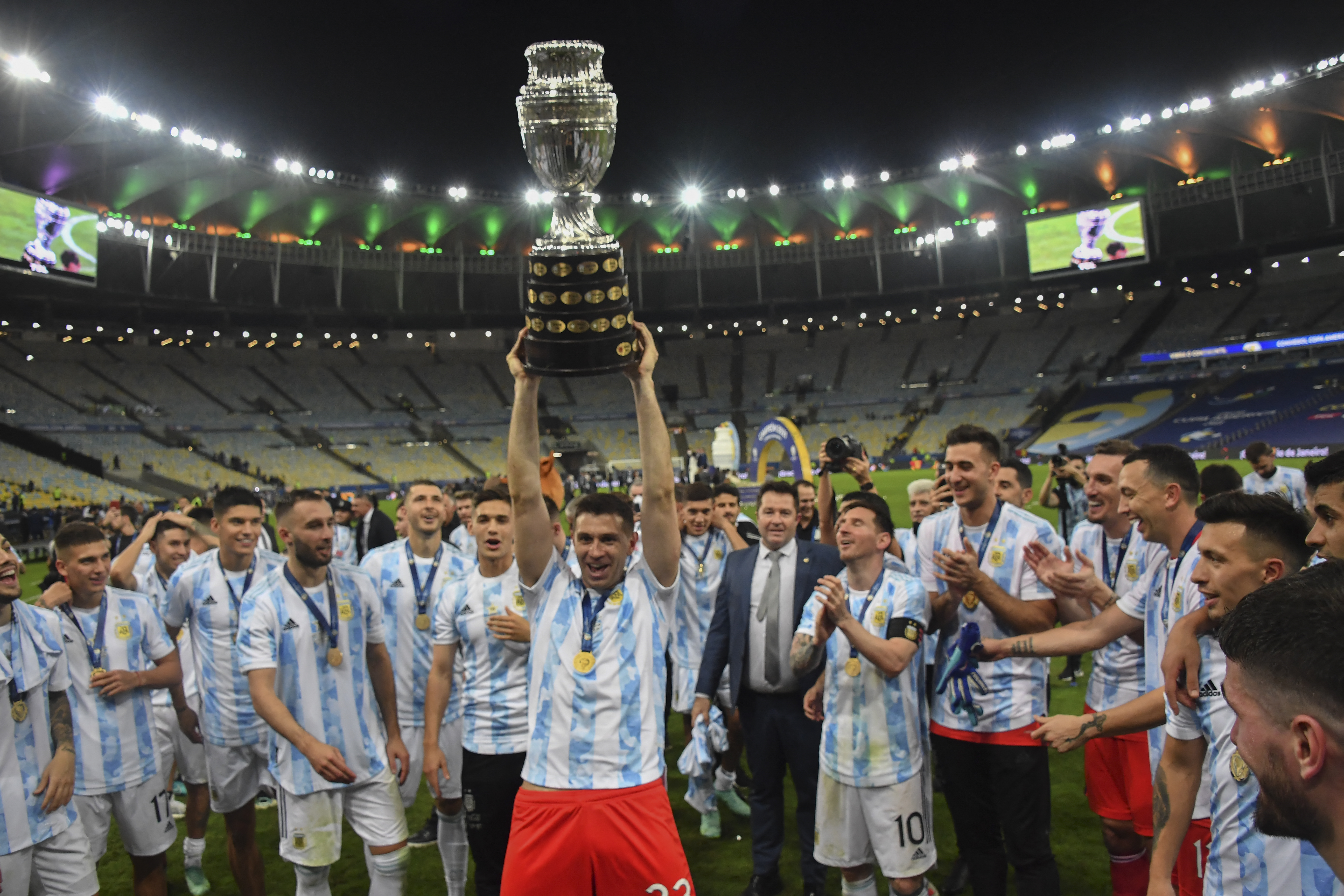 Emailiano con el trofeo de la Copa América (NELSON ALMEIDA / AFP)