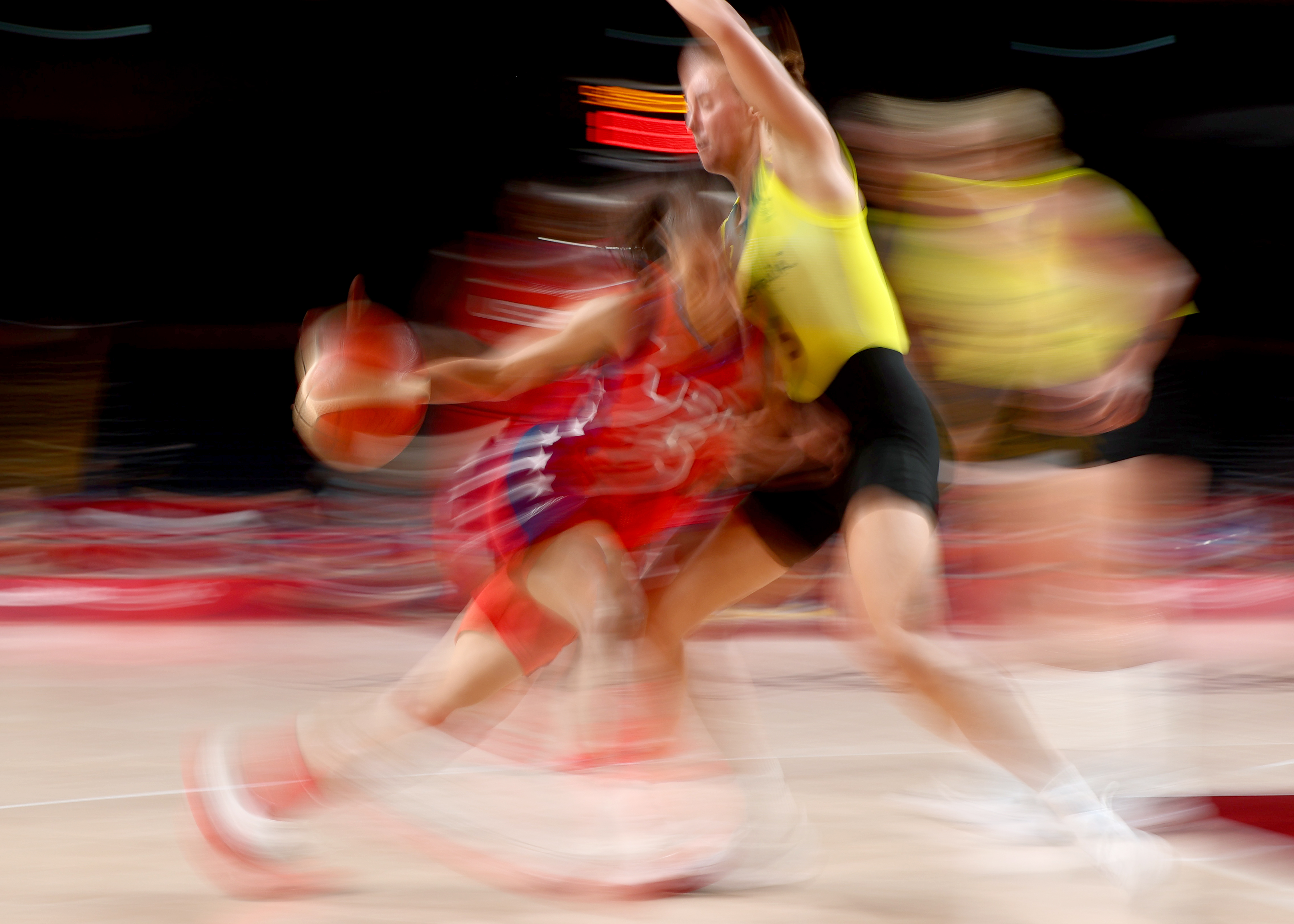 Una imagen del partido del torneo femenino de básquet entre Australia y Estados Unidos.