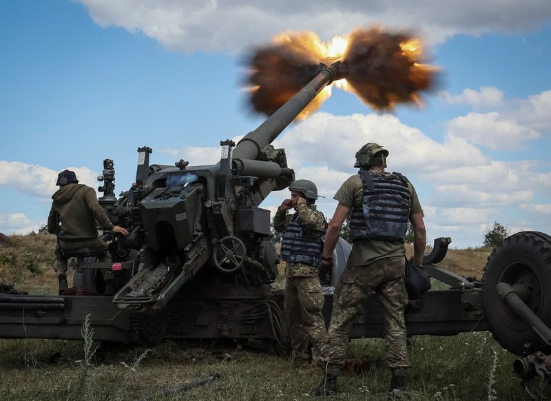 Miembros del servicio ucraniano disparan un proyectil de un obús remolcado FH-70 en una línea del frente, mientras continúa el ataque de Rusia a Ucrania, en la región del Dombás, Ucrania. 18 de julio de 2022. REUTERS/Gleb Garanich