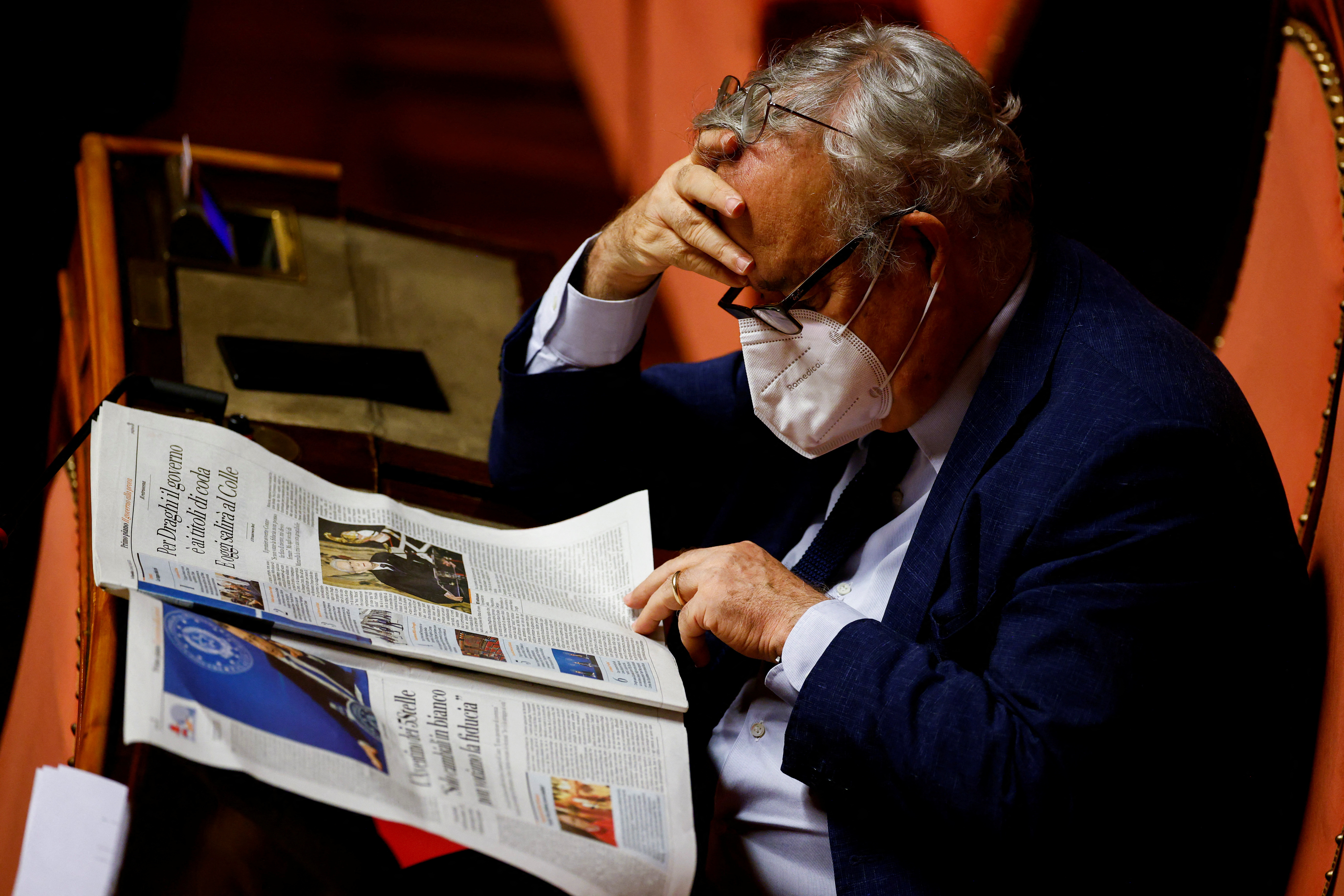 Cresce in Italia la preoccupazione per la crisi politica ed economica (REUTERS/Guglielmo Mangiapane)