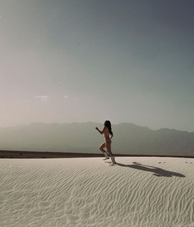 Camila compartió una serie de fotos en el desierto que dieron de qué hablar (Foto: Instagram/@camilasodi_ @karlalisker)